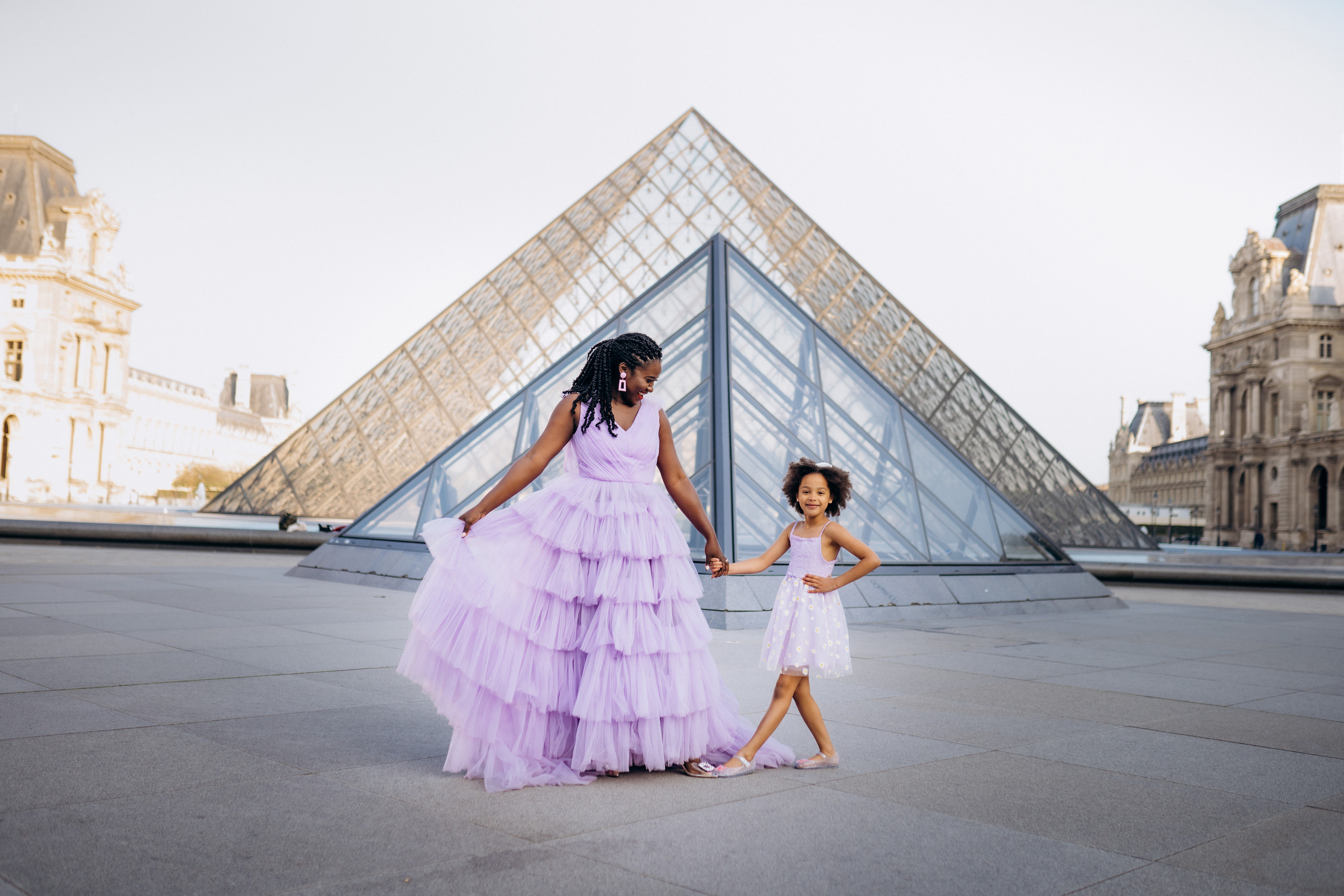 Family photo session in Paris — Louvre — Eiffel Tower. Professional photographer in Paris — Shybitska Iryna