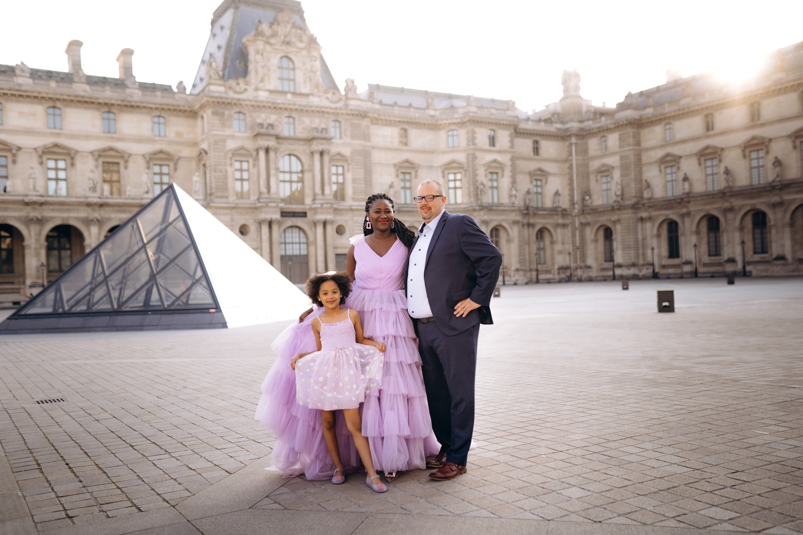 Family photo session in Paris — Louvre — Eiffel Tower. Professional photographer in Paris — Shybitska Iryna