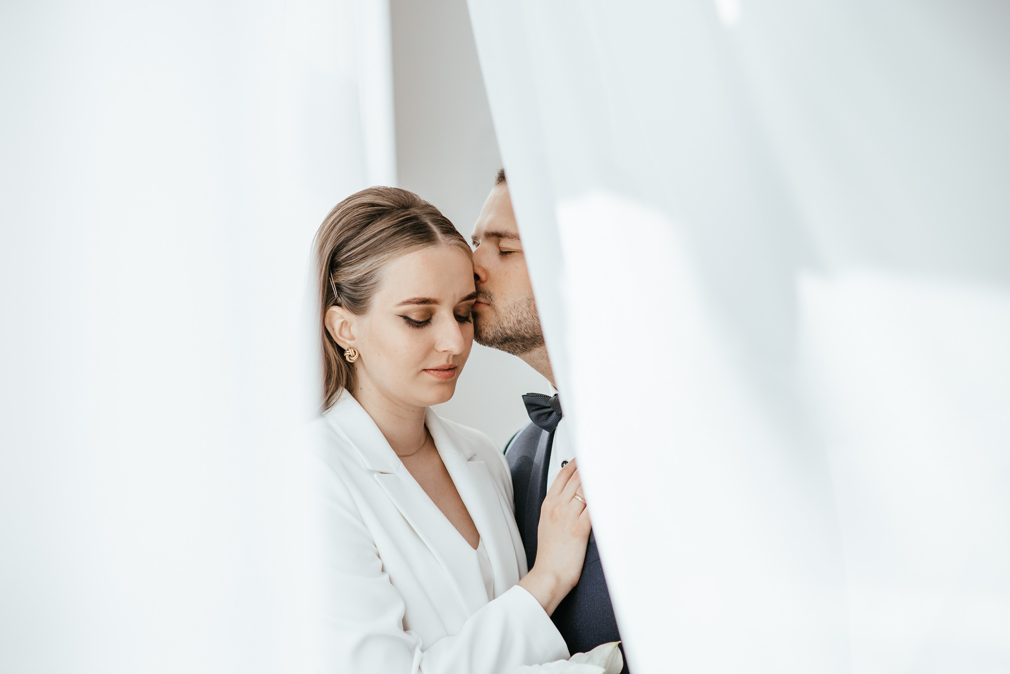 Брючный костюм вместо свадебного платья. Весільний та сімейний фотограф у Запоріжжі Юлія Васьків