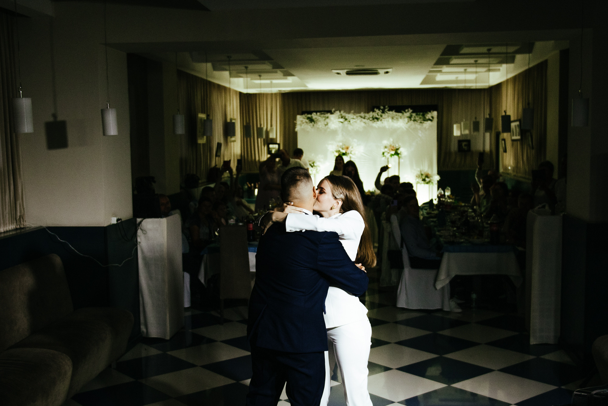 Брючный костюм вместо свадебного платья. Весільний та сімейний фотограф у Запоріжжі Юлія Васьків