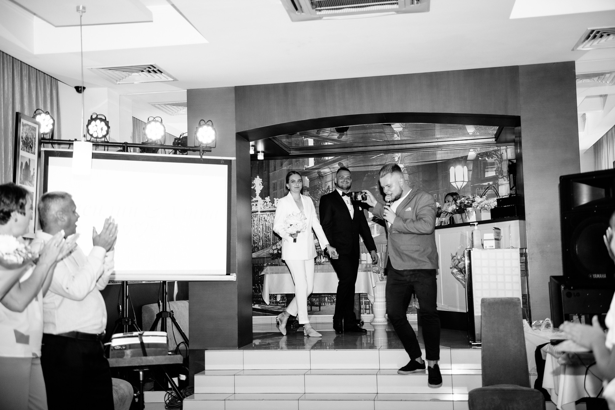 Брючный костюм вместо свадебного платья. Весільний та сімейний фотограф у Запоріжжі Юлія Васьків