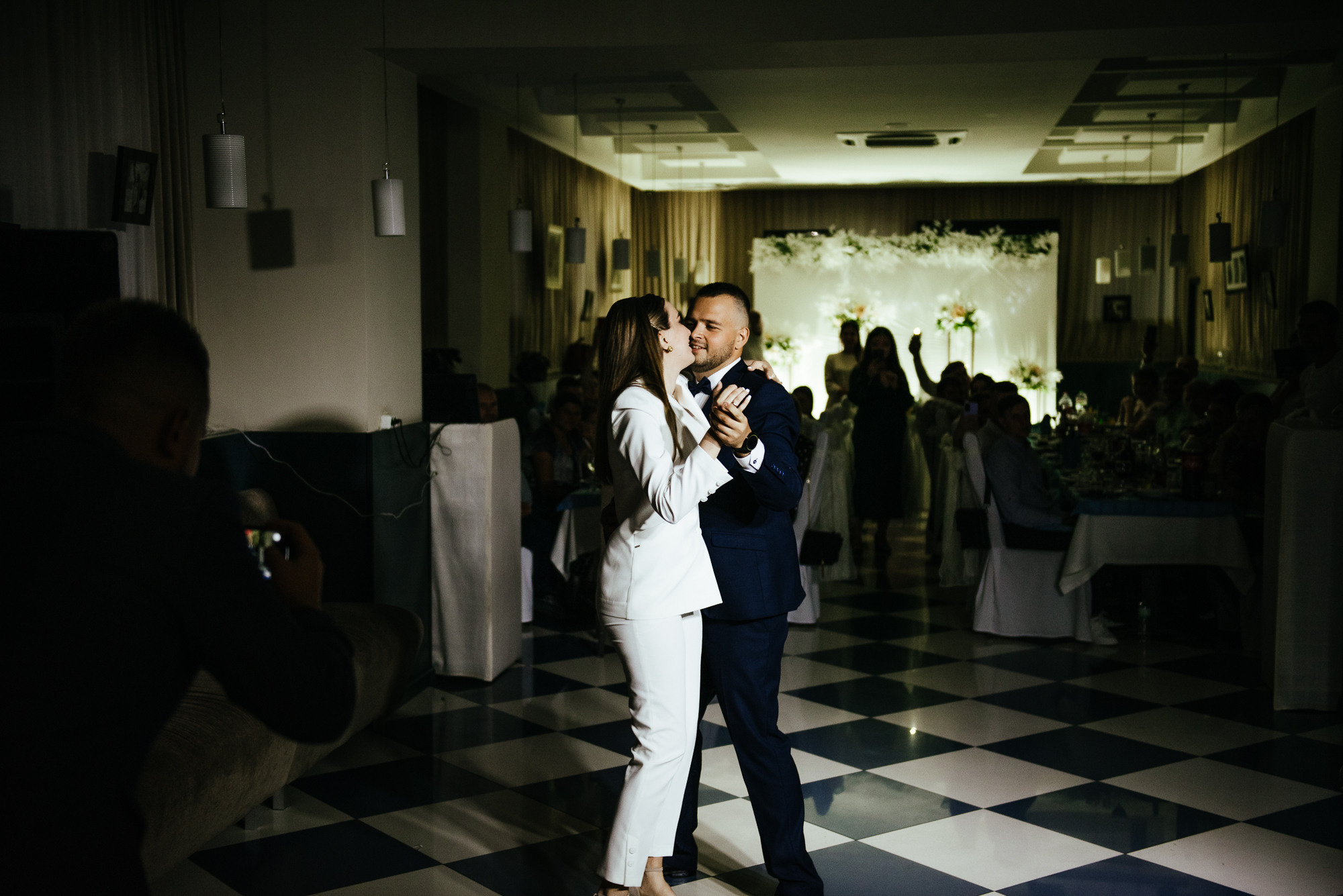 Брючный костюм вместо свадебного платья. Весільний та сімейний фотограф у Запоріжжі Юлія Васьків