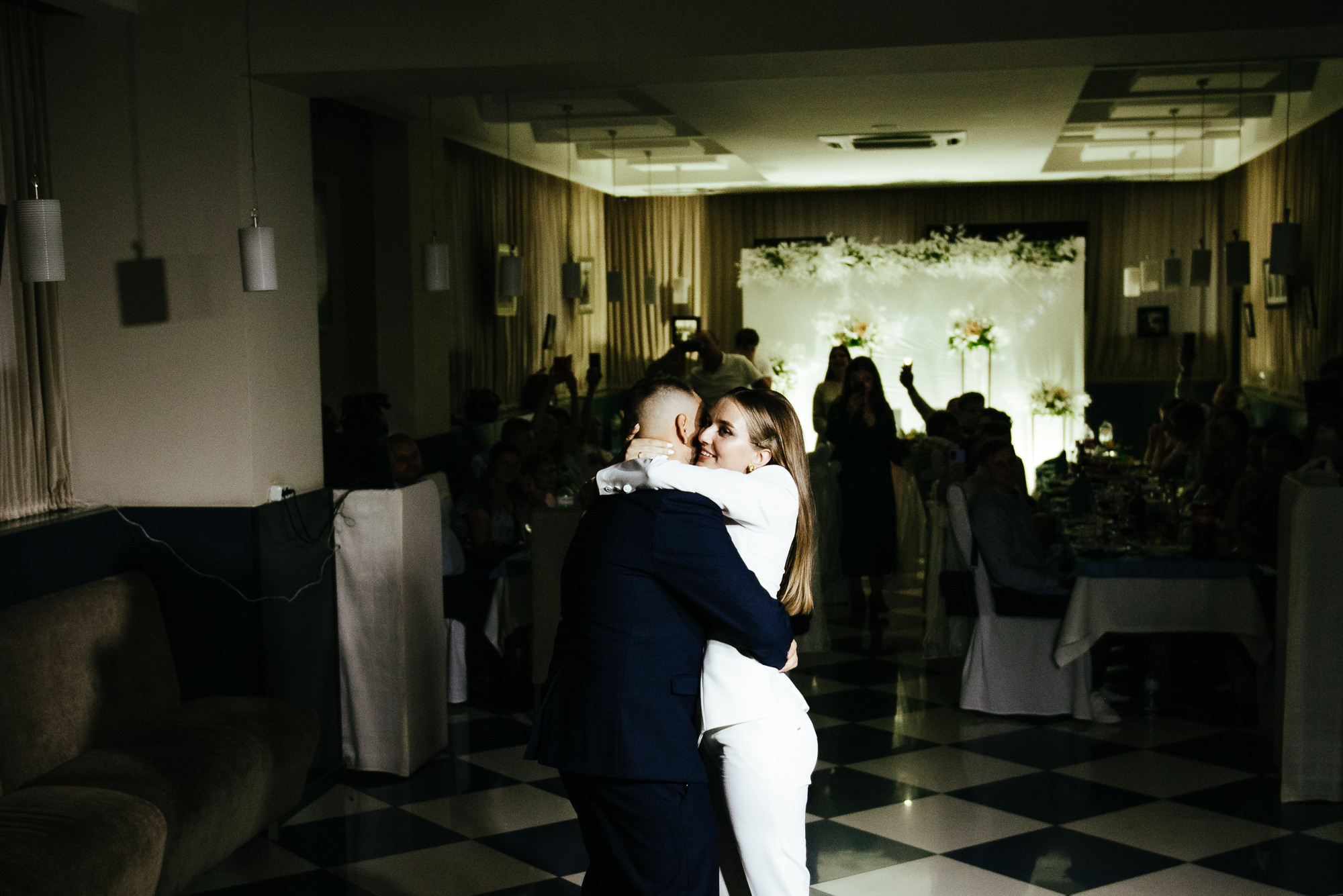 Брючный костюм вместо свадебного платья. Весільний та сімейний фотограф у Запоріжжі Юлія Васьків