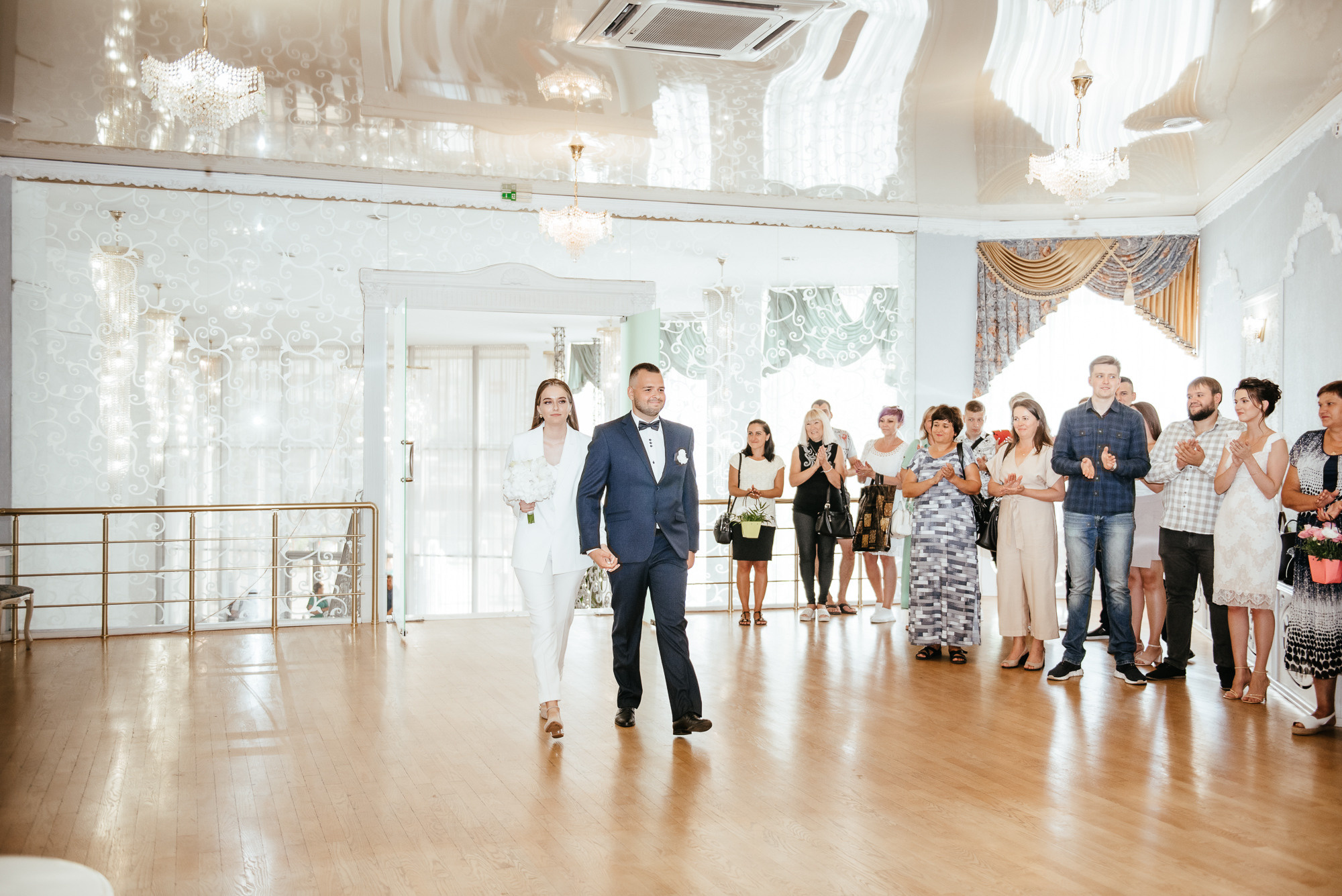 Брючный костюм вместо свадебного платья. Весільний та сімейний фотограф у Запоріжжі Юлія Васьків