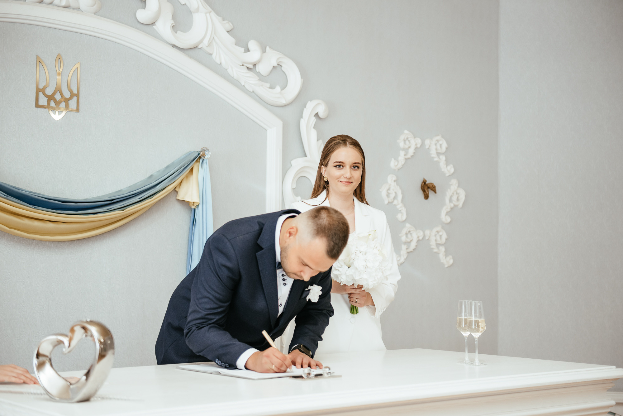 Брючный костюм вместо свадебного платья. Весільний та сімейний фотограф у Запоріжжі Юлія Васьків