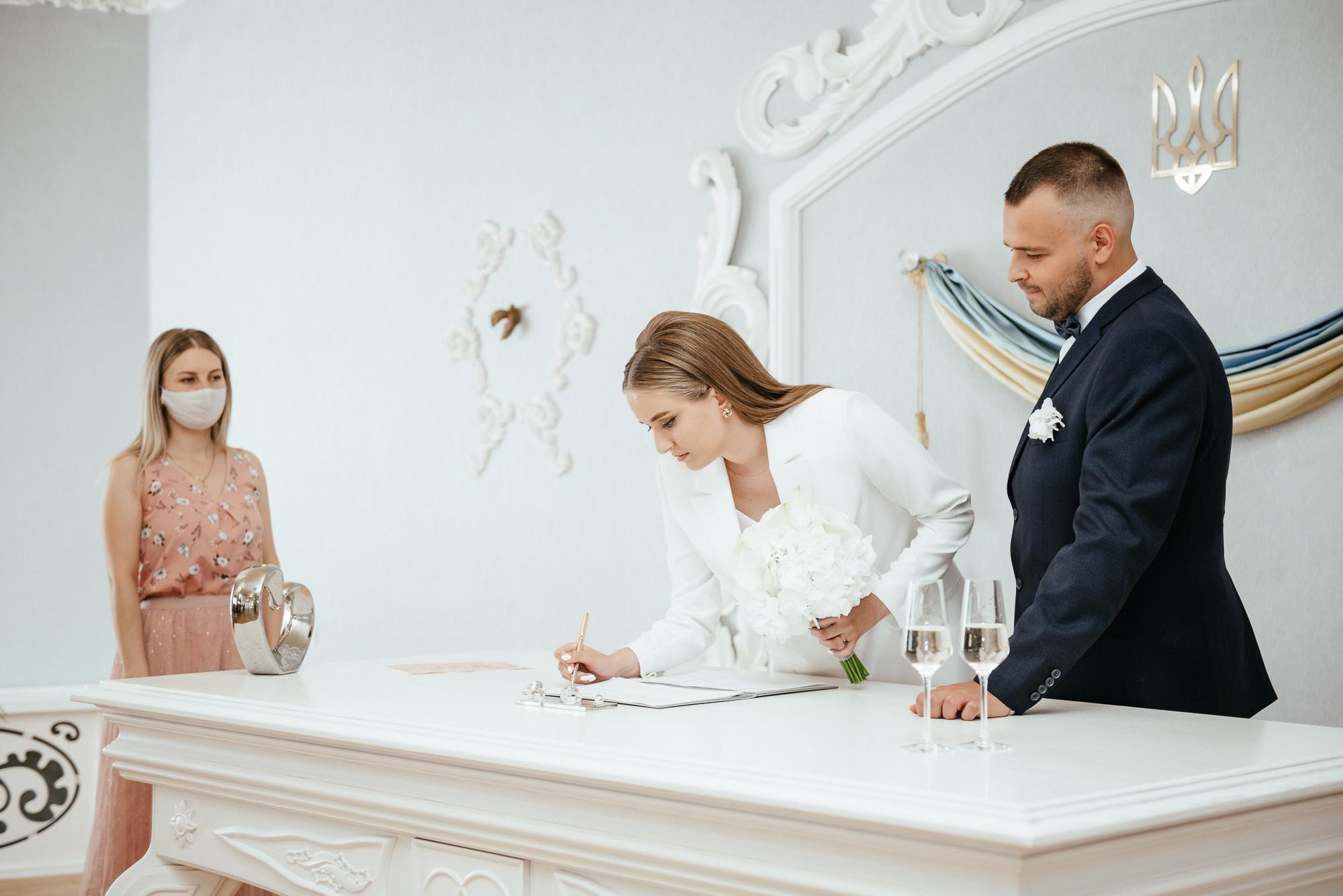 Брючный костюм вместо свадебного платья. Весільний та сімейний фотограф у Запоріжжі Юлія Васьків