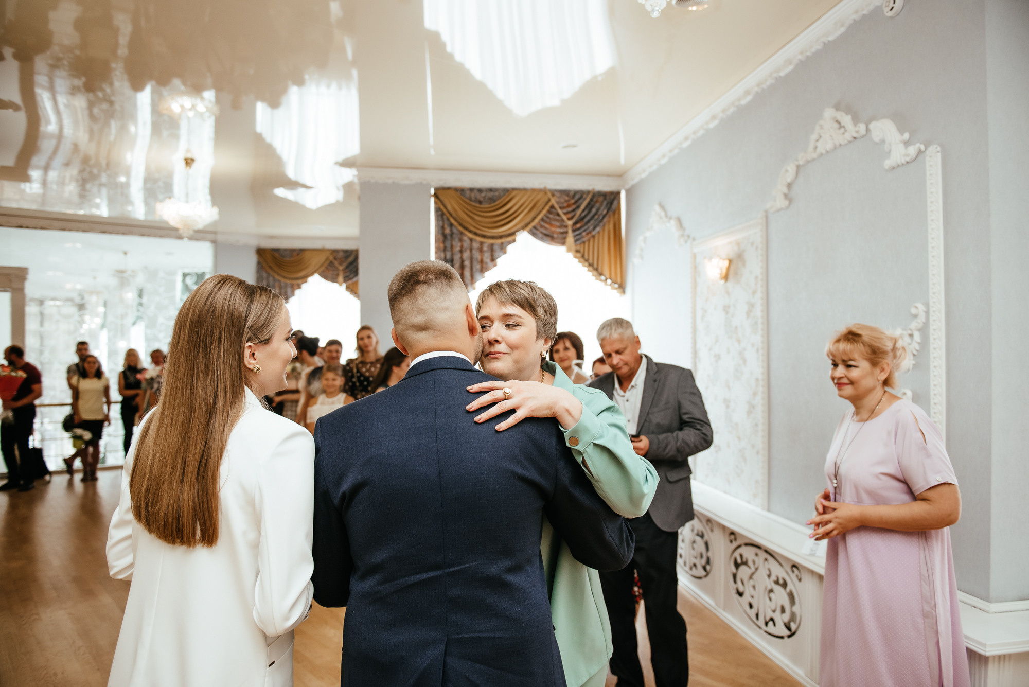 Брючный костюм вместо свадебного платья. Весільний та сімейний фотограф у Запоріжжі Юлія Васьків