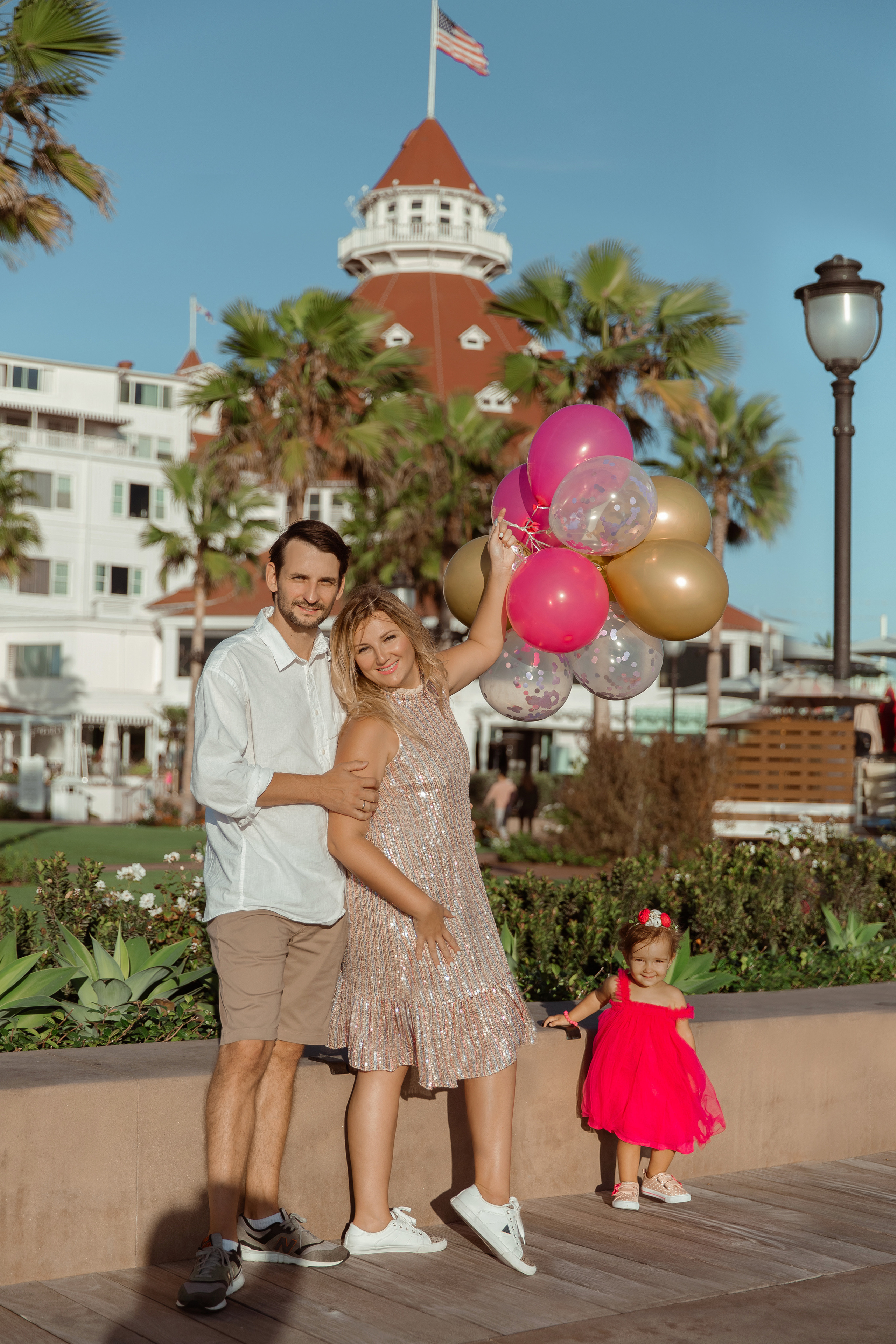 Family photoshoot on Coronado beach. FAMILY & KIDS PHOTOGRAPHER in San Diego