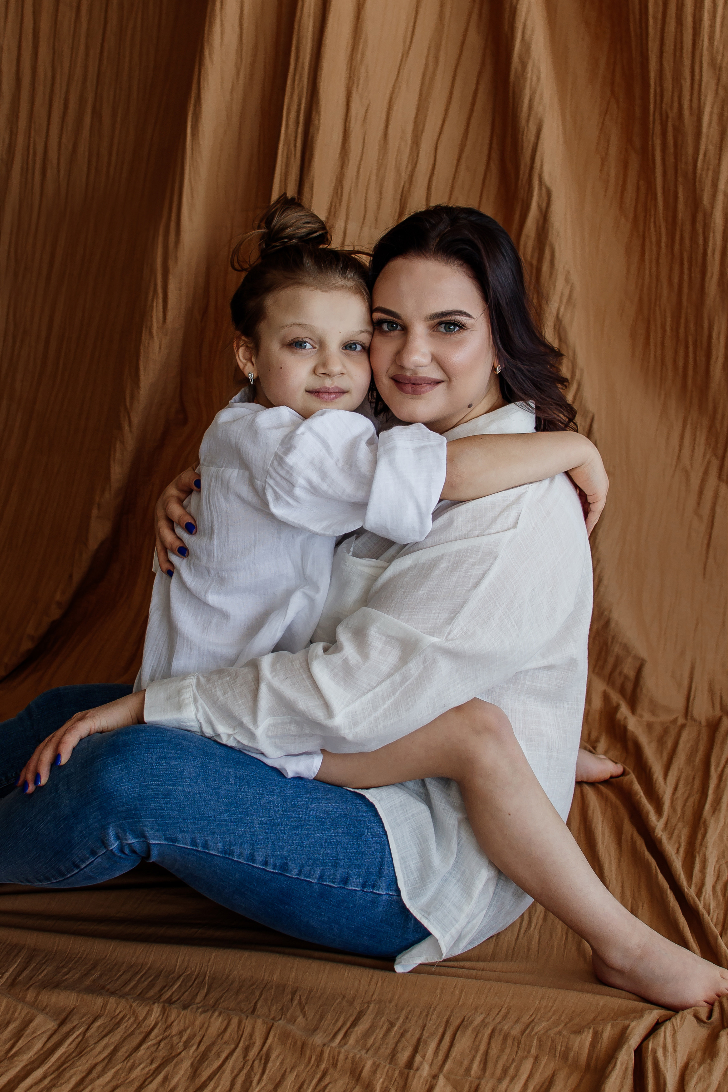 Мама і донечка. Студійна сімейна фотосесія. Сімейний, дитячий та індивідуальний фотограф в м. Тернопіль, м. Львів