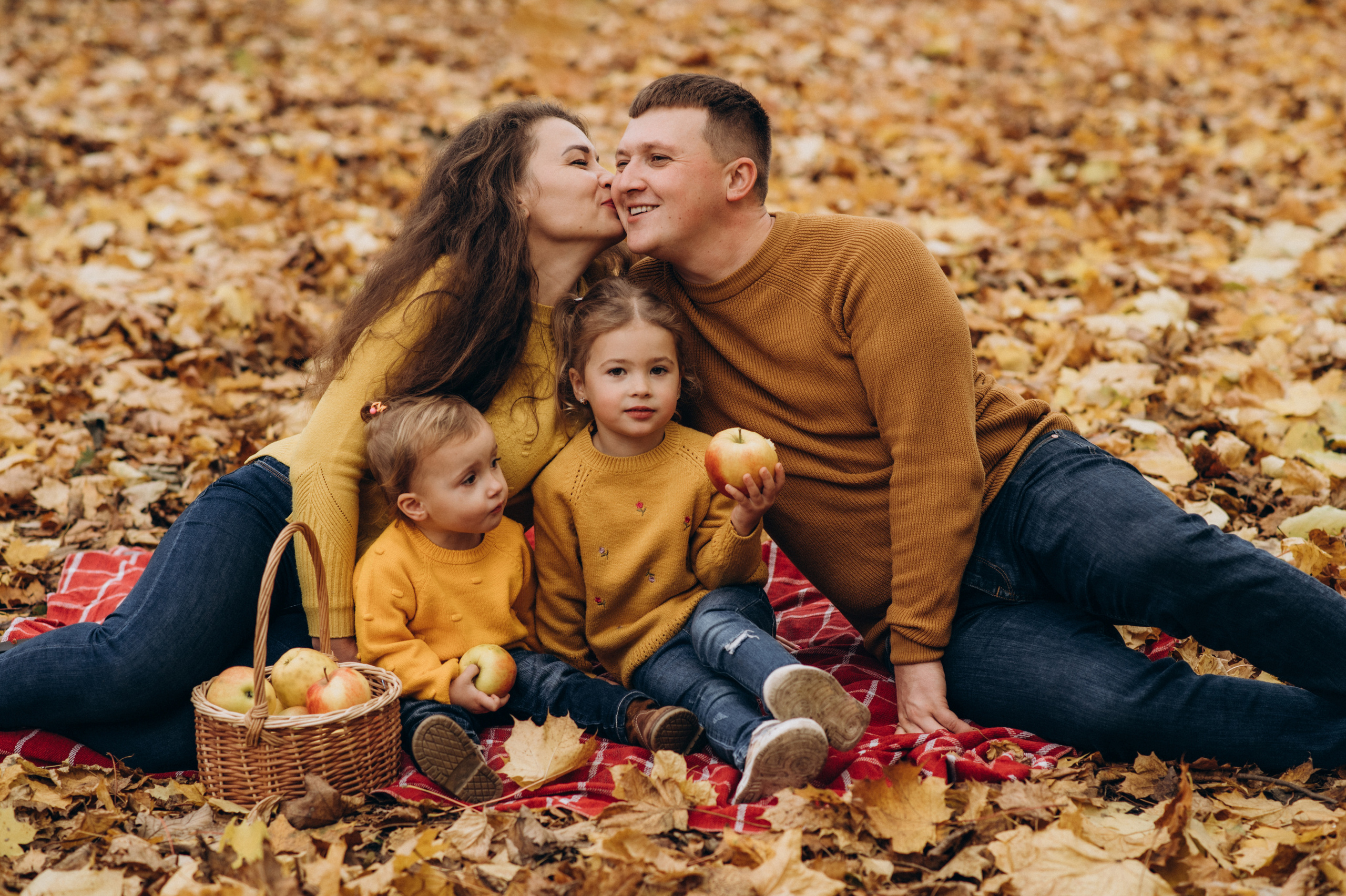Осіння сімейна фотосесія. Сімейний, дитячий та індивідуальний фотограф в м. Тернопіль, м. Львів