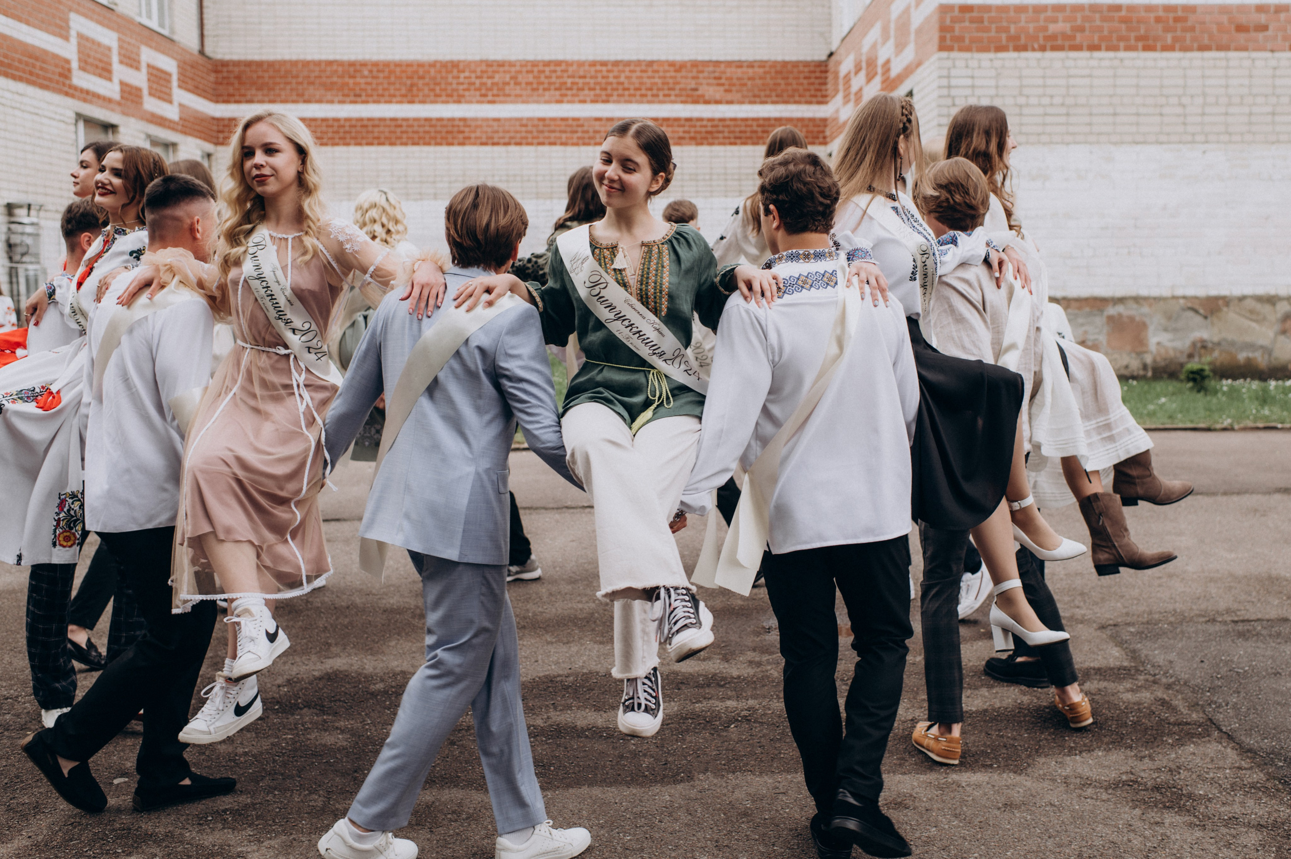 Фотосесія останнього дзвоника, фотосесія випускників Тернопіль, випускний 2024. Сімейний, дитячий та індивідуальний фотограф в м. Тернопіль, м. Львів