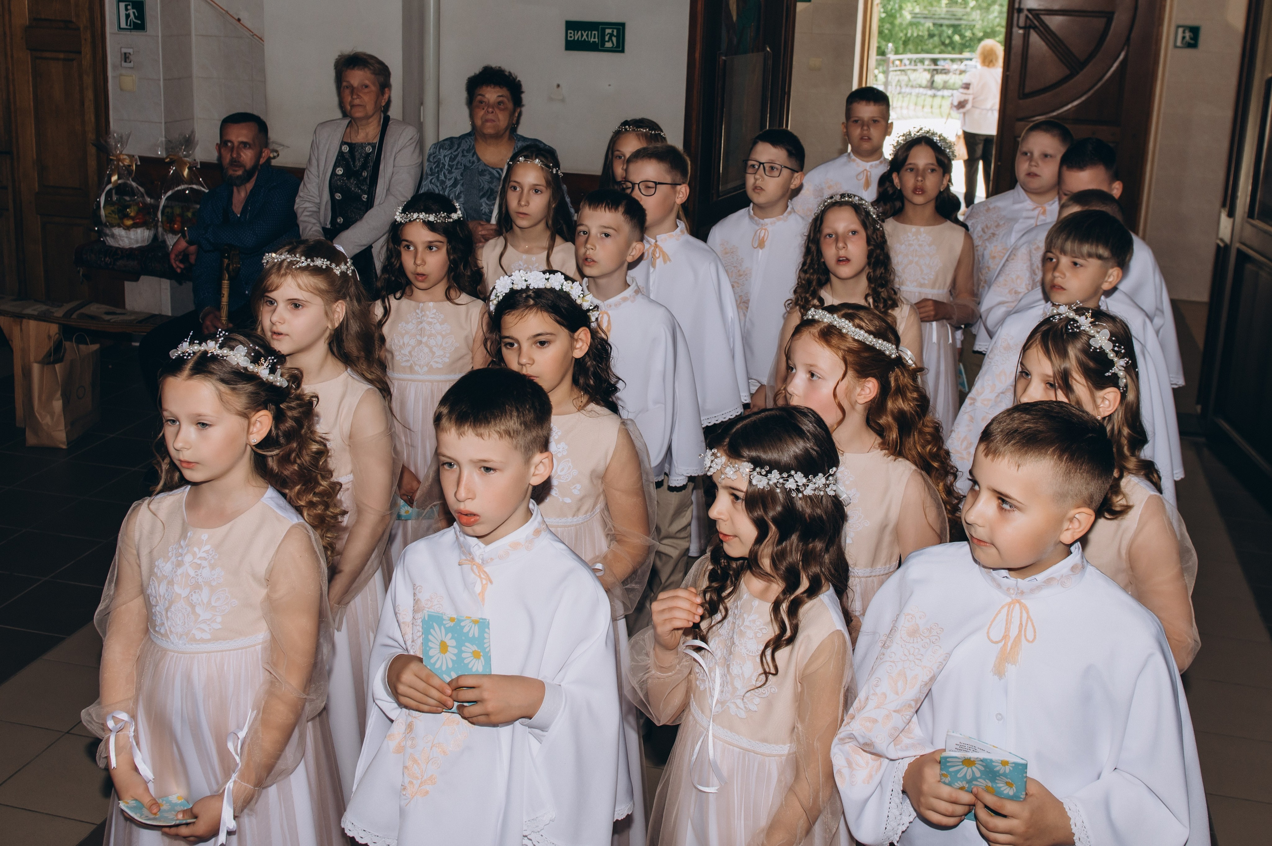 Фотосесія Причастя Тернопіль церква Св Михаїла, фотограф на Причастя Тернопіль, фотосесія Літургії Причастя Тернопіль. Сімейний, дитячий та індивідуальний фотограф в м. Тернопіль, м. Львів