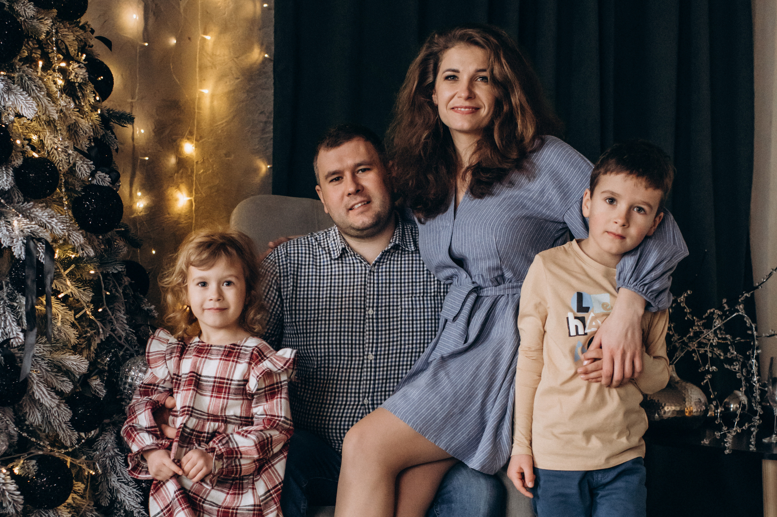 Новорічна сімейна зйомка у студії. Сімейний, дитячий та індивідуальний фотограф в м. Тернопіль, м. Львів