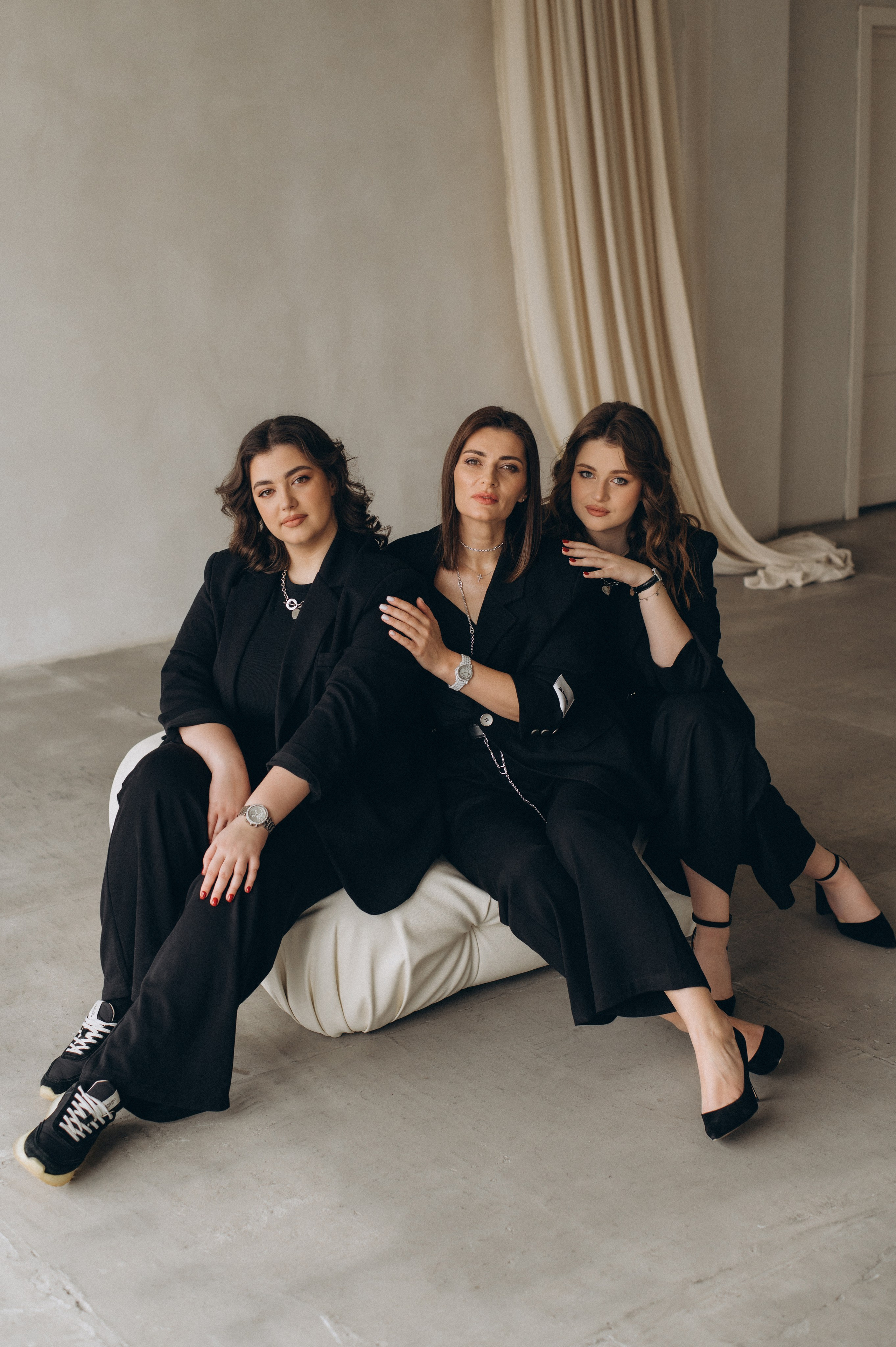 Сімейна фотосесія мами і донечок, сімейний фотограф Тернопіль, портретний фотограф Тернопіль, портретна фотосесія Львів. Сімейний, дитячий та індивідуальний фотограф в м. Тернопіль, м. Львів