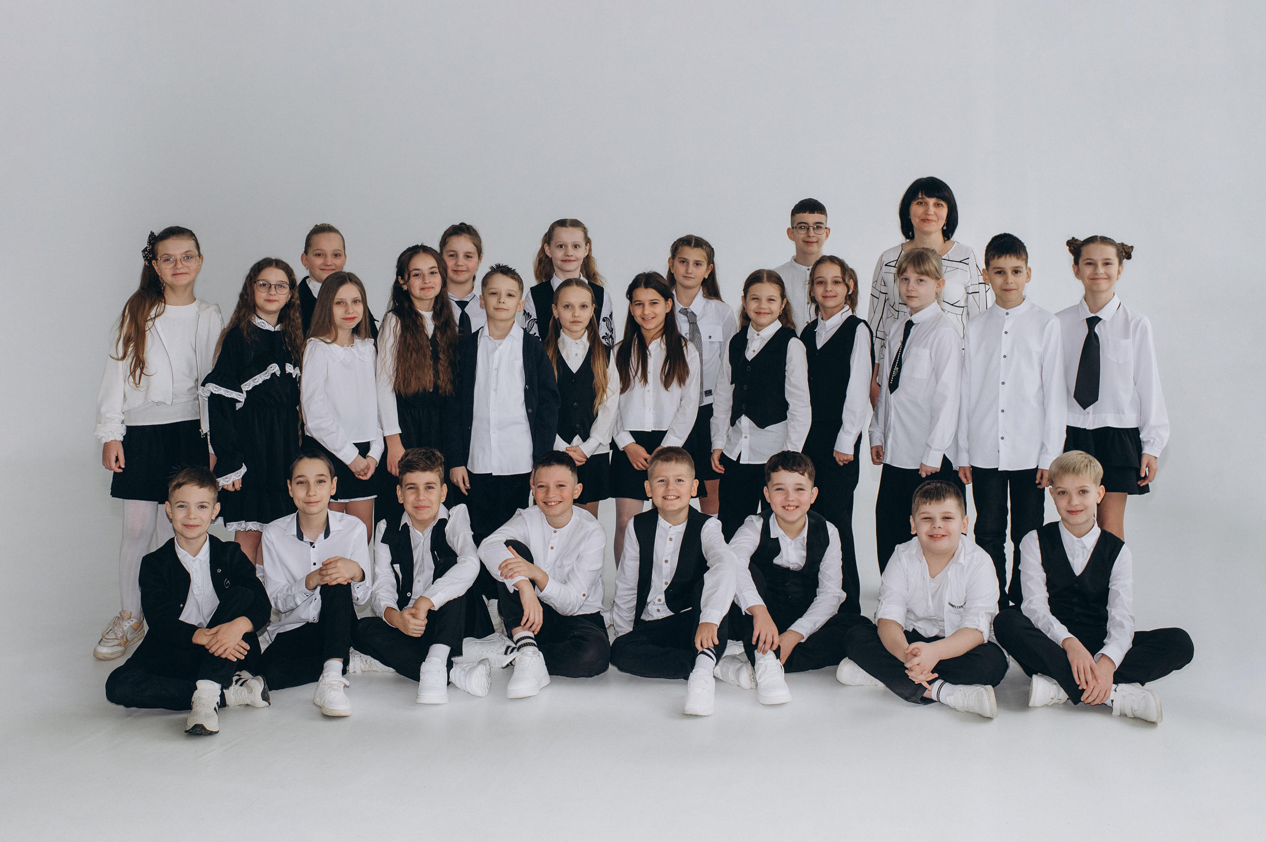 Фотосесія школярів у студії на шкільні фотоальбоми віньєтки Тернопіль, фотосесія випускників Тернопіль, шкільні фотокниги Тернопіль. Сімейний, дитячий та індивідуальний фотограф в м. Тернопіль, м. Львів