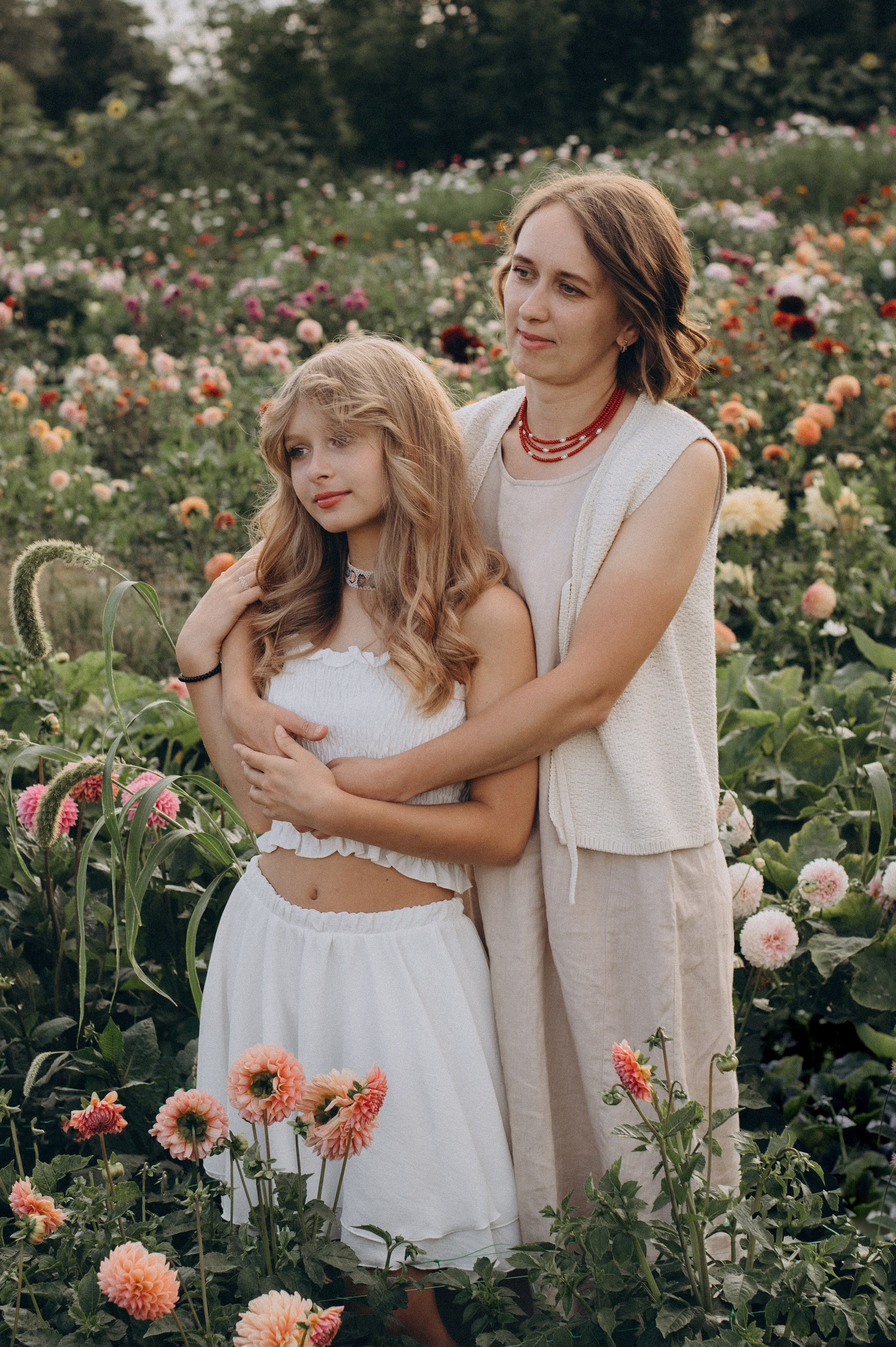 Сімейна фотосесія мами і доньки, сімейний фотограф Тернопіль, портретний фотограф, сімейна фотосесія Тернопіль, фотосесія в жоржинах. Сімейний, дитячий та індивідуальний фотограф в м. Тернопіль, м. Львів