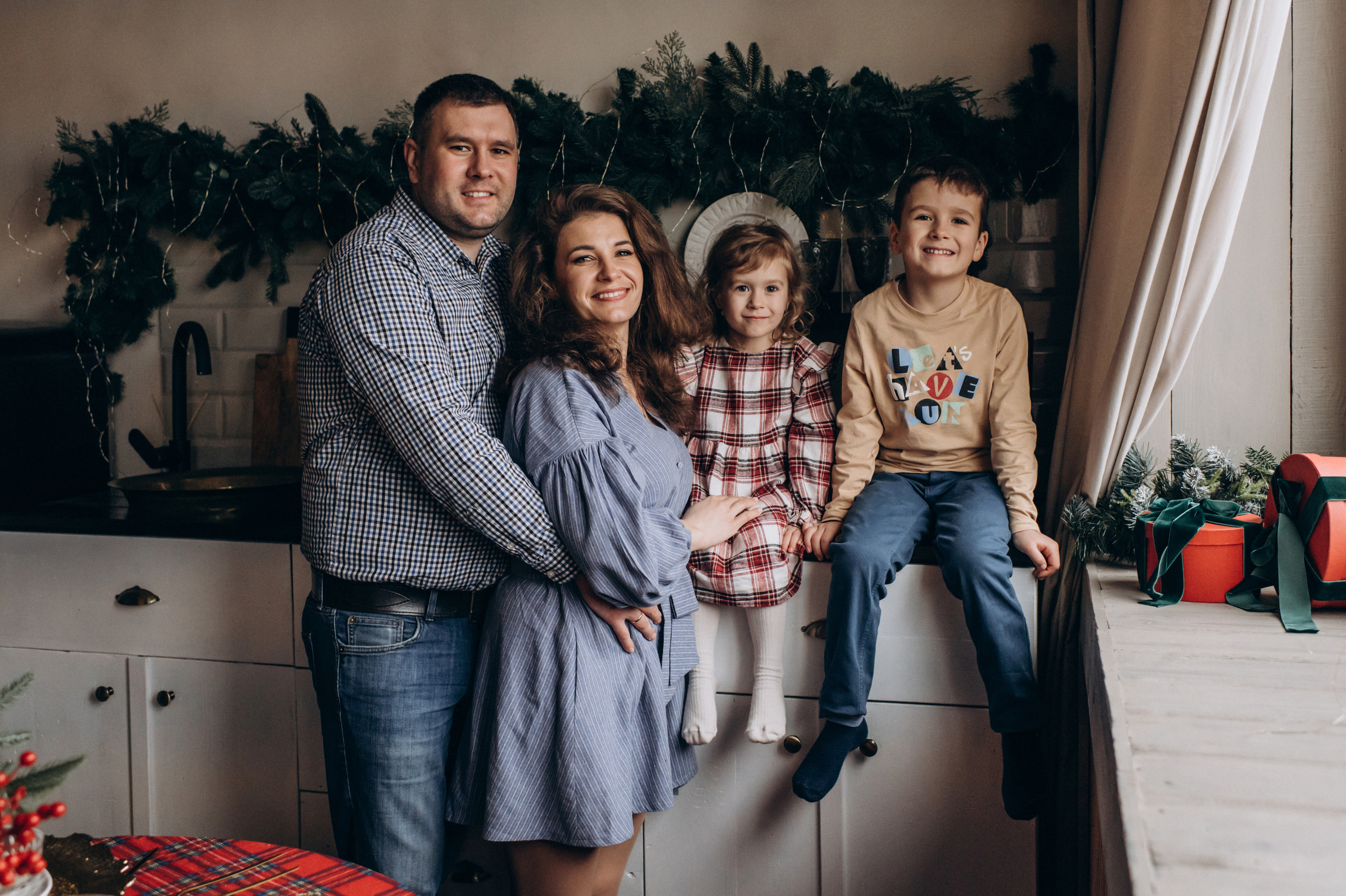 Новорічна сімейна зйомка у студії. Сімейний, дитячий та індивідуальний фотограф в м. Тернопіль, м. Львів