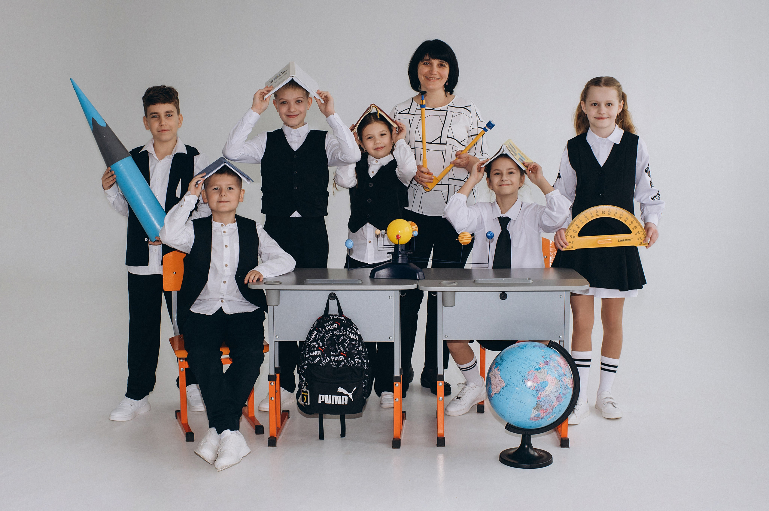 Фотосесія школярів у студії на шкільні фотоальбоми віньєтки Тернопіль, фотосесія випускників Тернопіль, шкільні фотокниги Тернопіль. Сімейний, дитячий та індивідуальний фотограф в м. Тернопіль, м. Львів