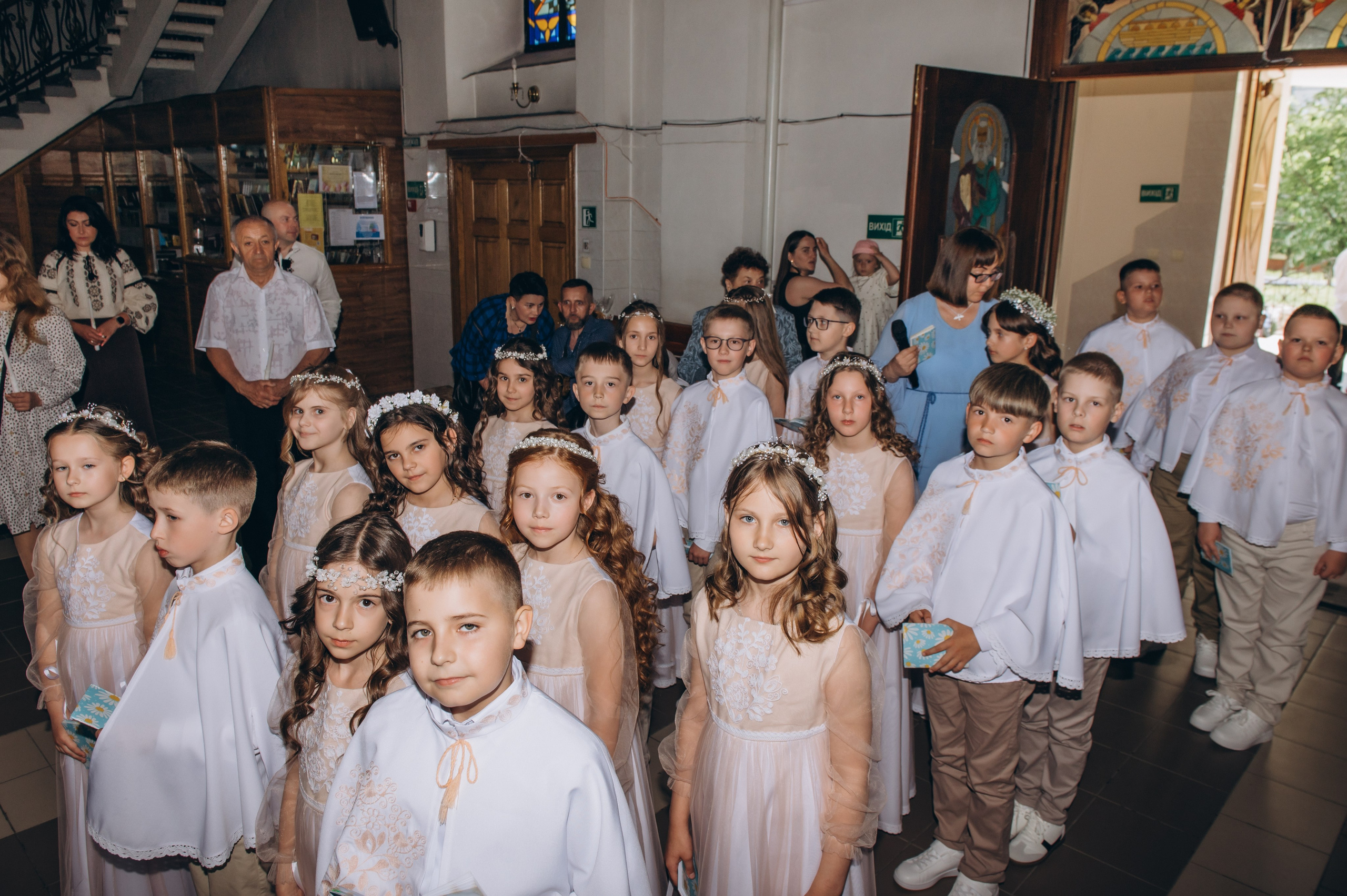 Фотосесія Причастя Тернопіль церква Св Михаїла, фотограф на Причастя Тернопіль, фотосесія Літургії Причастя Тернопіль. Сімейний, дитячий та індивідуальний фотограф в м. Тернопіль, м. Львів
