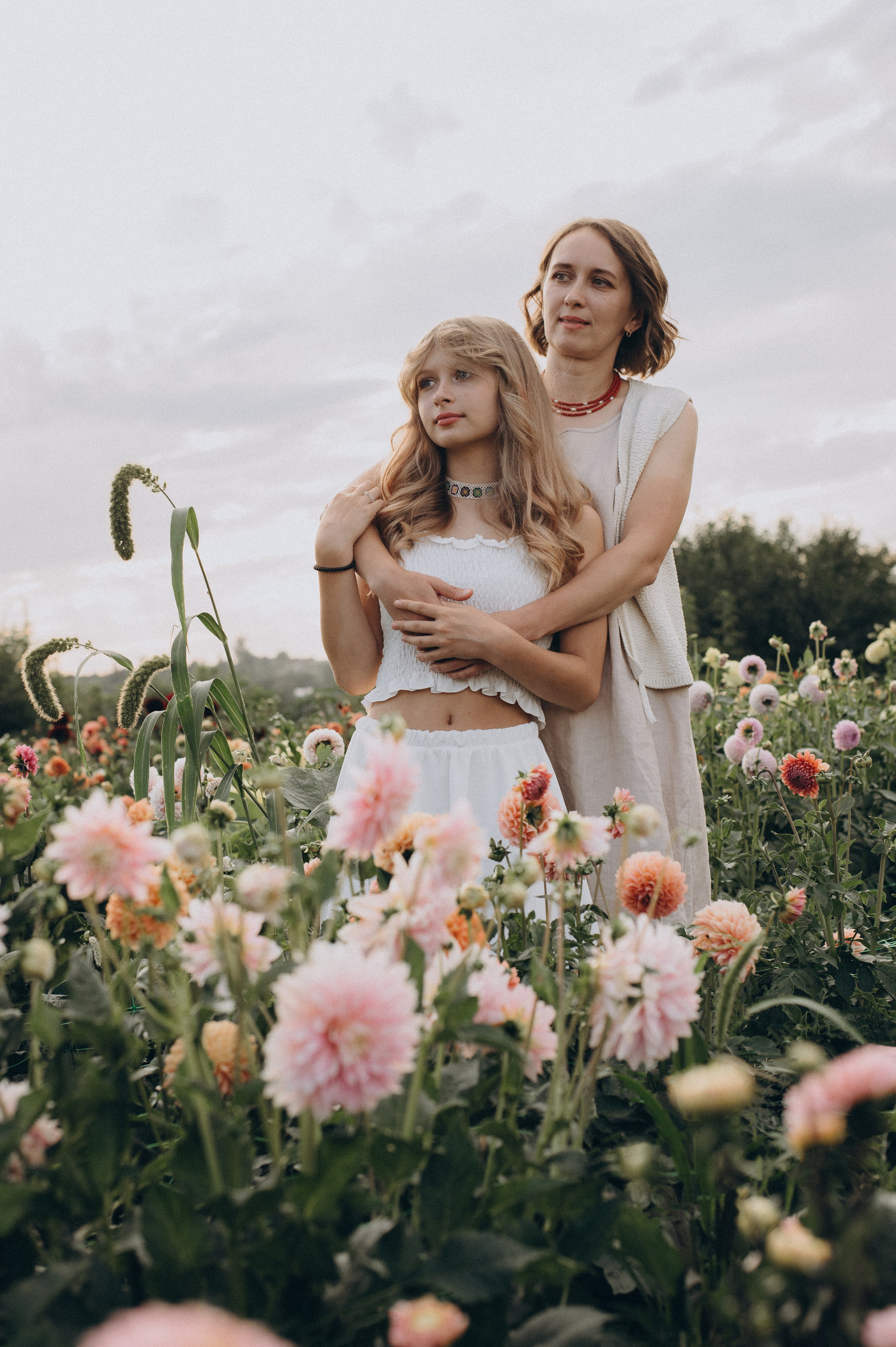 Сімейна фотосесія мами і доньки, сімейний фотограф Тернопіль, портретний фотограф, сімейна фотосесія Тернопіль, фотосесія в жоржинах. Сімейний, дитячий та індивідуальний фотограф в м. Тернопіль, м. Львів