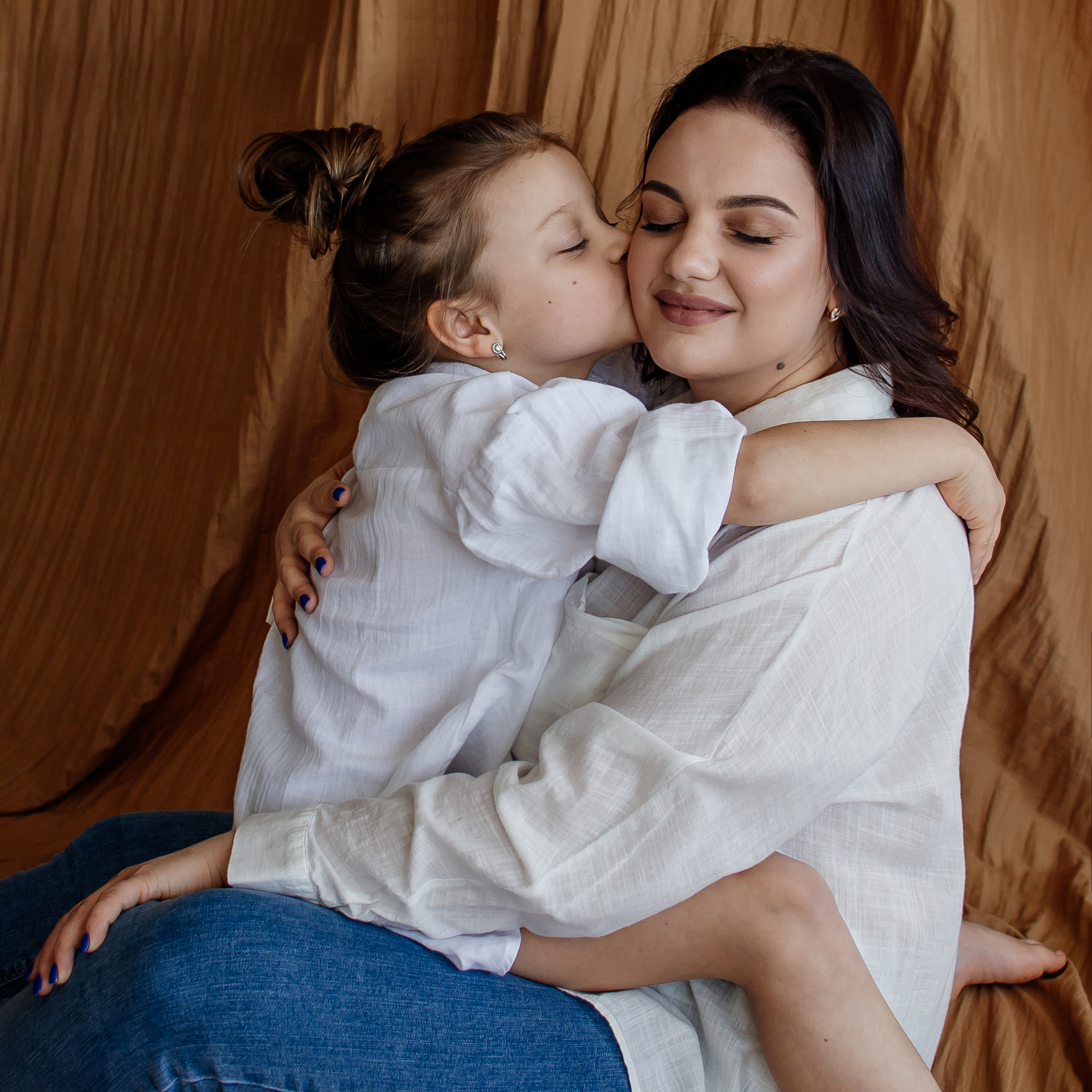 Мама і донечка. Студійна сімейна фотосесія. Сімейний, дитячий та індивідуальний фотограф в м. Тернопіль, м. Львів