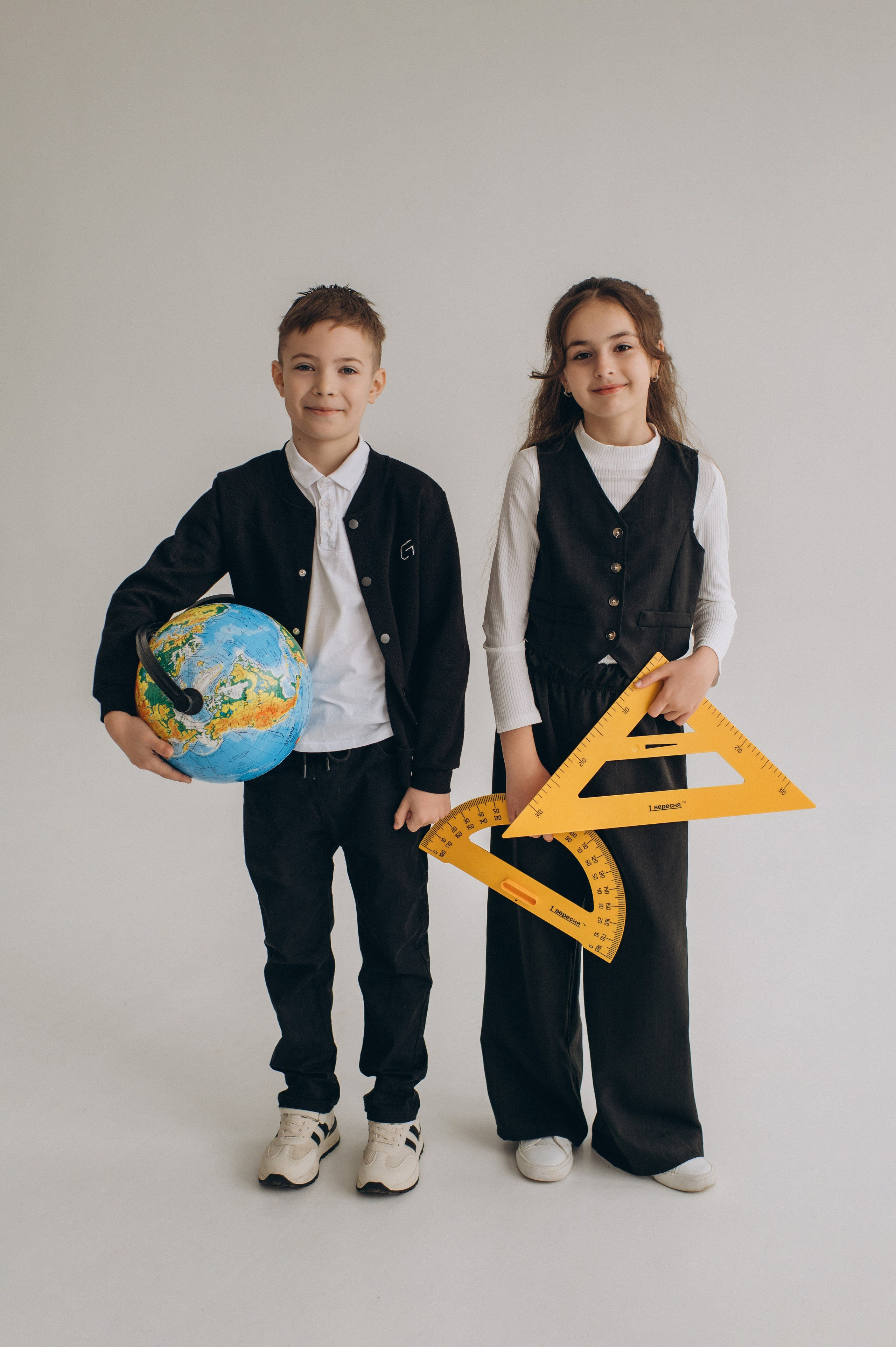 Фотосесія школярів у студії на шкільні фотоальбоми віньєтки Тернопіль, фотосесія випускників Тернопіль, шкільні фотокниги Тернопіль. Сімейний, дитячий та індивідуальний фотограф в м. Тернопіль, м. Львів