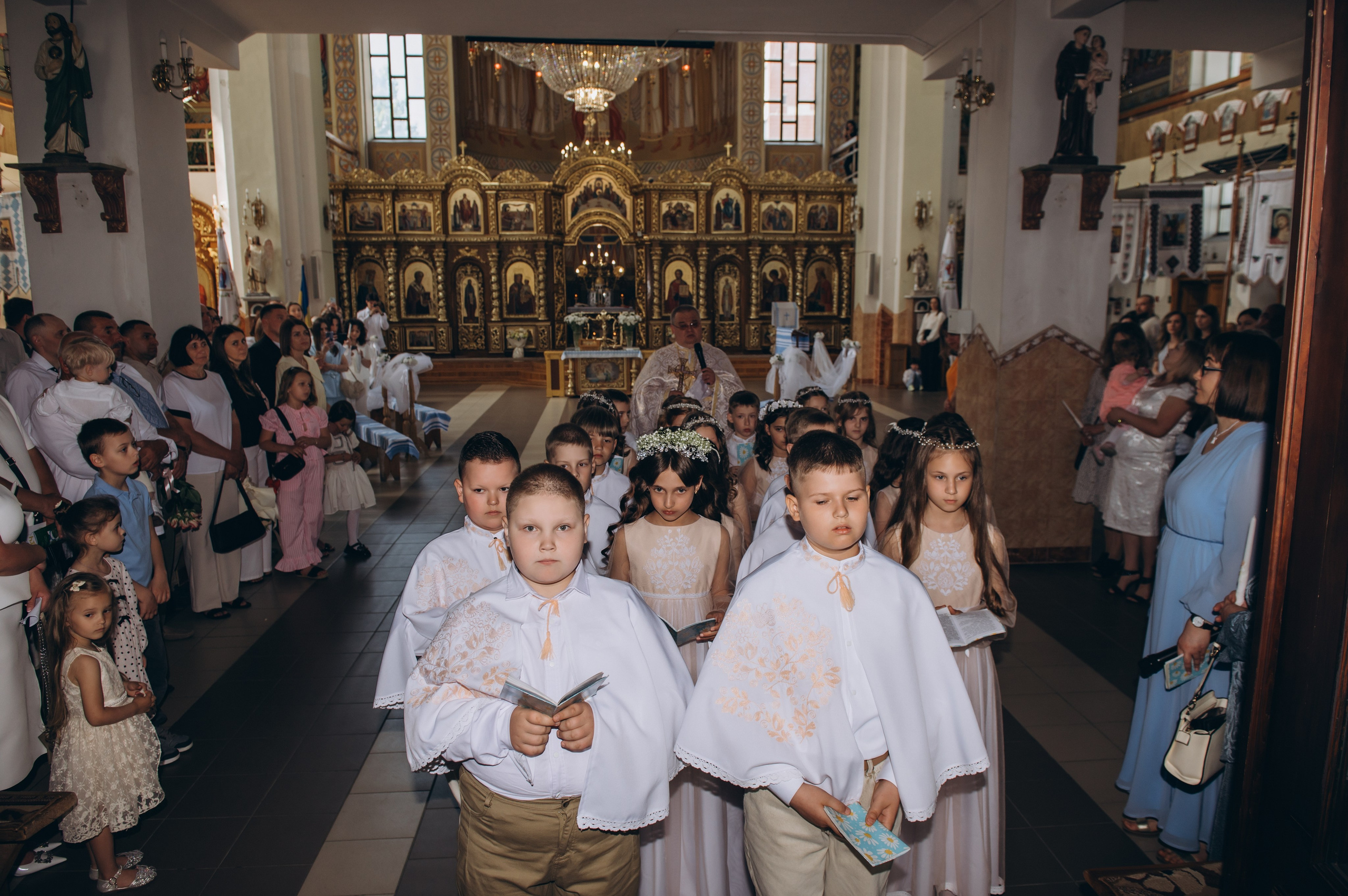 Фотосесія Причастя Тернопіль церква Св Михаїла, фотограф на Причастя Тернопіль, фотосесія Літургії Причастя Тернопіль. Сімейний, дитячий та індивідуальний фотограф в м. Тернопіль, м. Львів