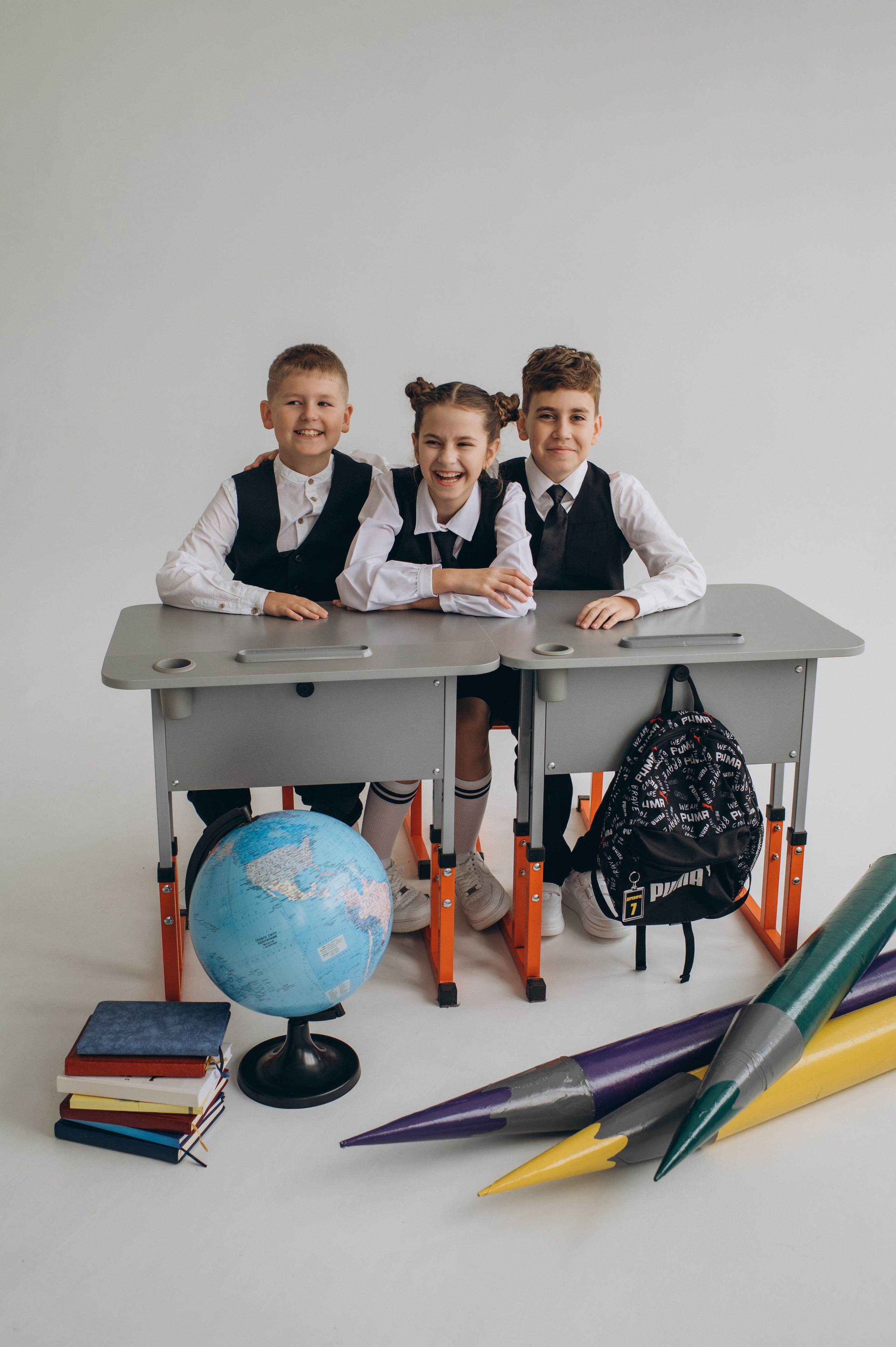 Фотосесія школярів у студії на шкільні фотоальбоми віньєтки Тернопіль, фотосесія випускників Тернопіль, шкільні фотокниги Тернопіль. Сімейний, дитячий та індивідуальний фотограф в м. Тернопіль, м. Львів