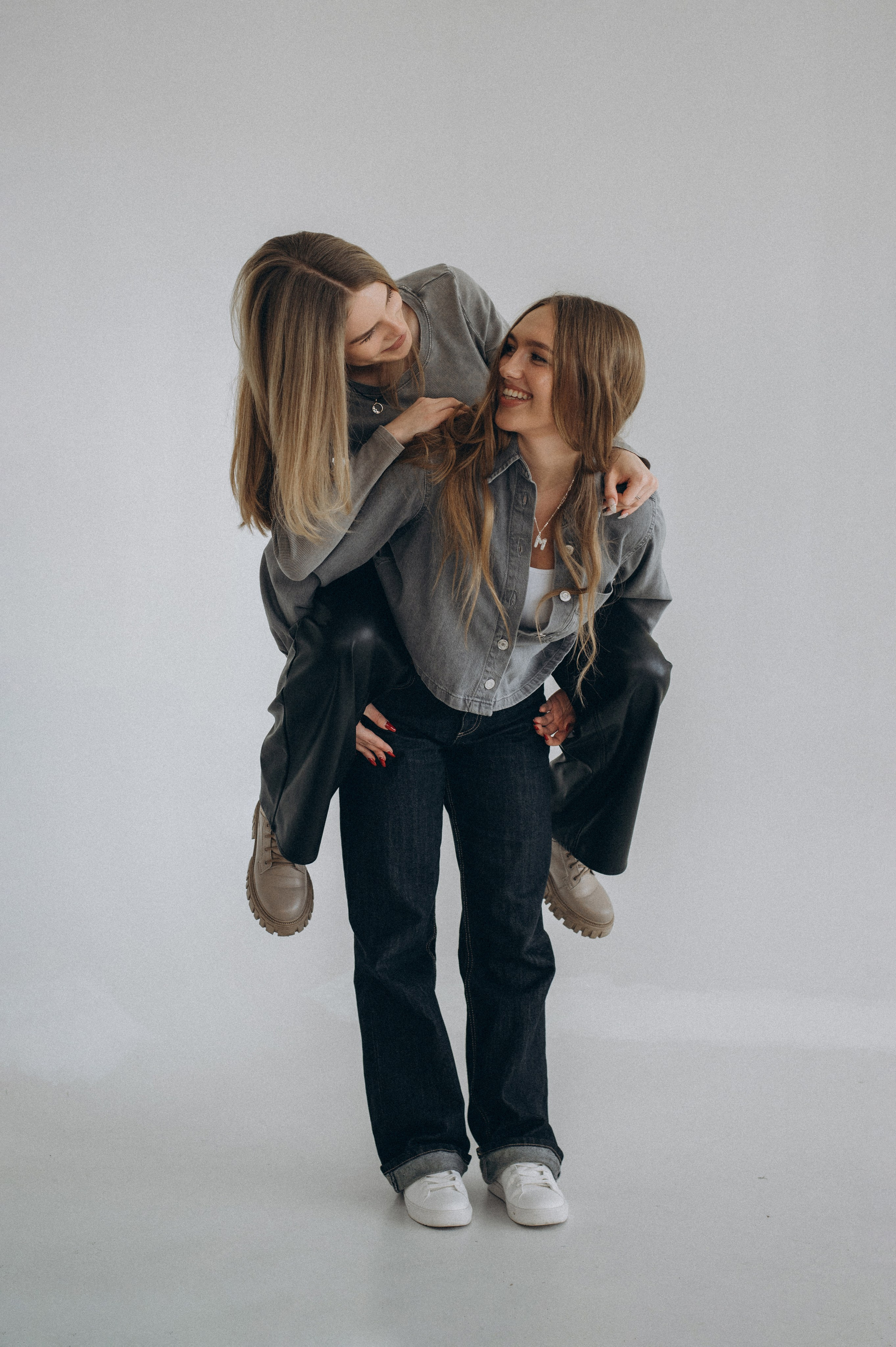 Фотосесія випускників, фотосесія на віньєтки Тернопіль, випускники Тернопіль, випуск 2025. Сімейний, дитячий та індивідуальний фотограф в м. Тернопіль, м. Львів