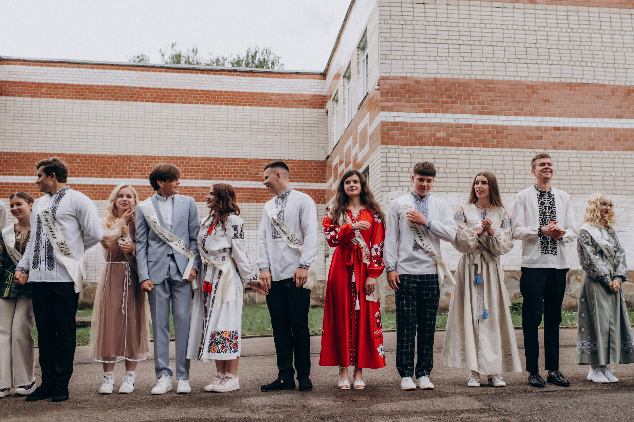 Фотосесія останнього дзвоника, фотосесія випускників Тернопіль, випускний 2024. Сімейний, дитячий та індивідуальний фотограф в м. Тернопіль, м. Львів