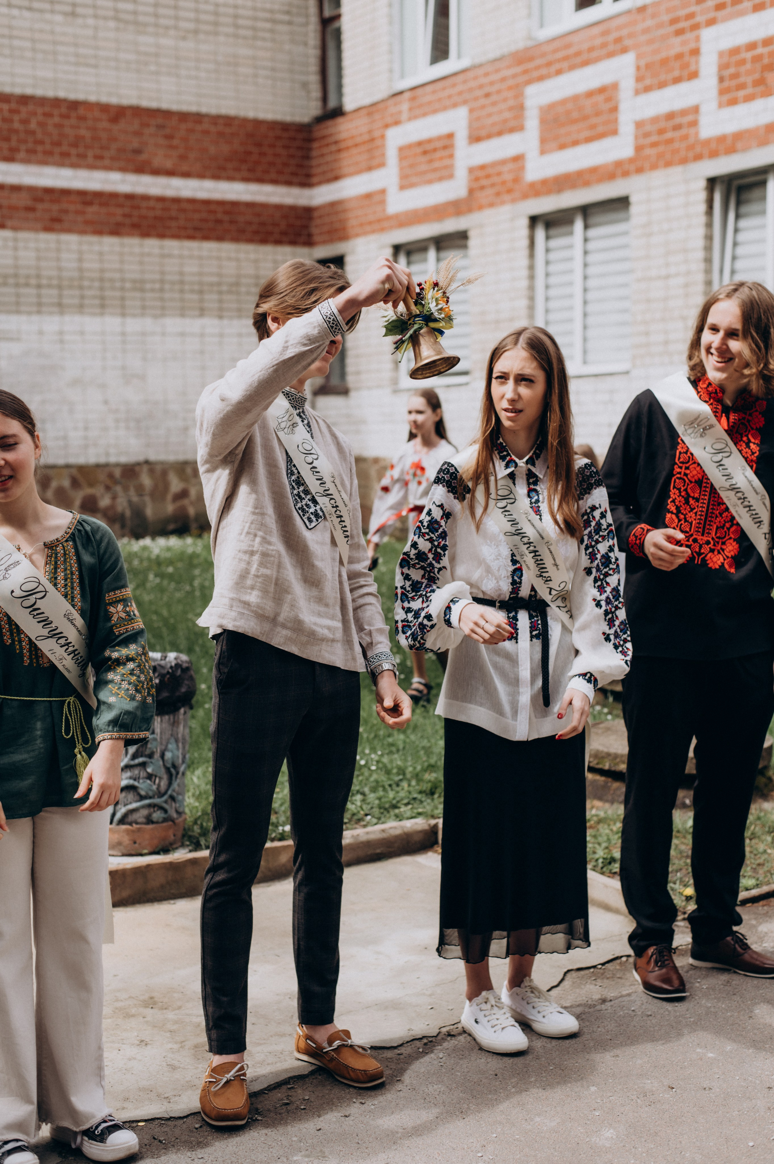 Фотосесія останнього дзвоника, фотосесія випускників Тернопіль, випускний 2024. Сімейний, дитячий та індивідуальний фотограф в м. Тернопіль, м. Львів
