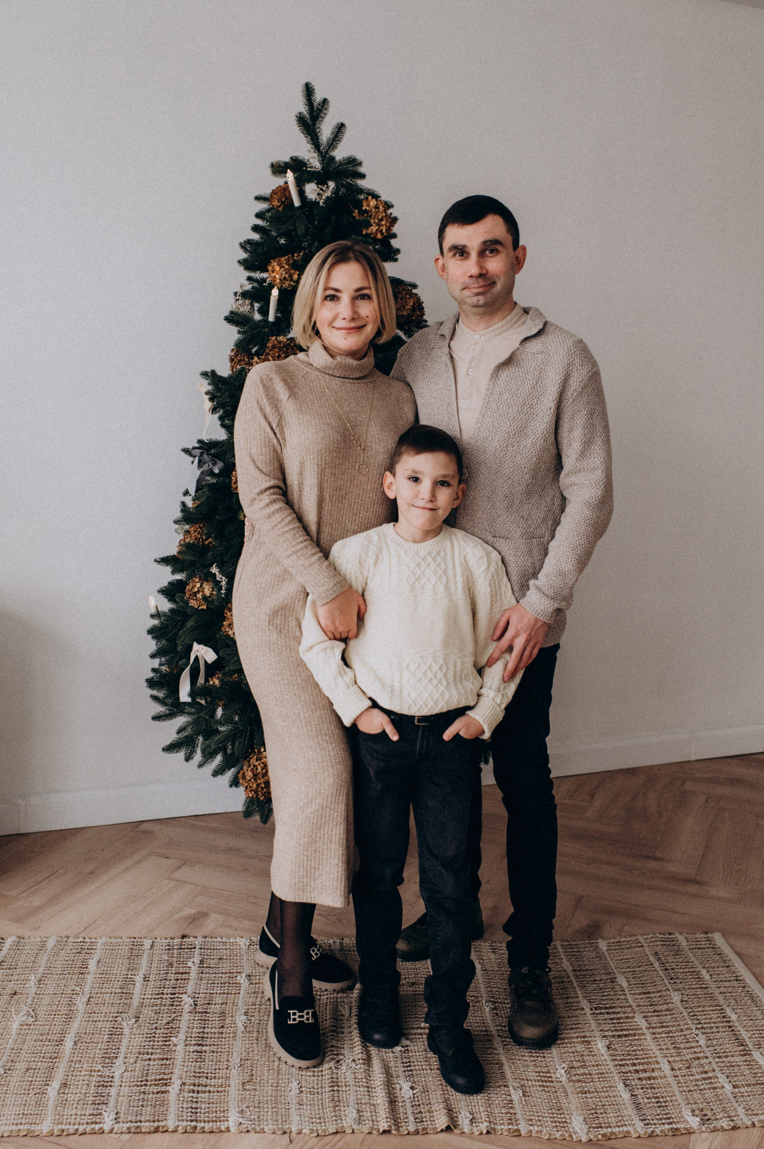 Новорічна сімейна фотосесія у студії, сімейна фотосесія Тернопіль Львів. Сімейний, дитячий та індивідуальний фотограф в м. Тернопіль, м. Львів