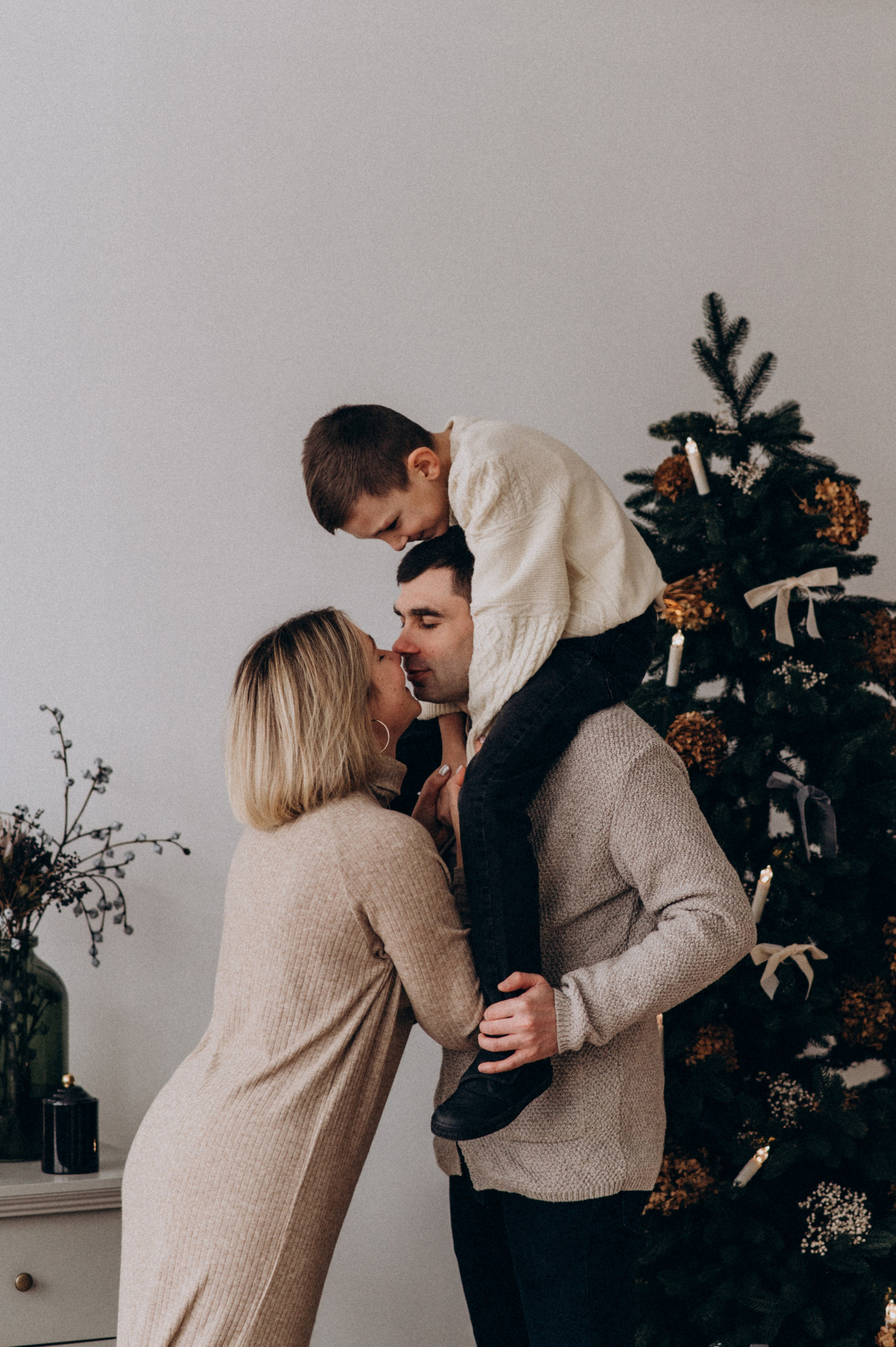 Новорічна сімейна фотосесія у студії, сімейна фотосесія Тернопіль Львів. Сімейний, дитячий та індивідуальний фотограф в м. Тернопіль, м. Львів