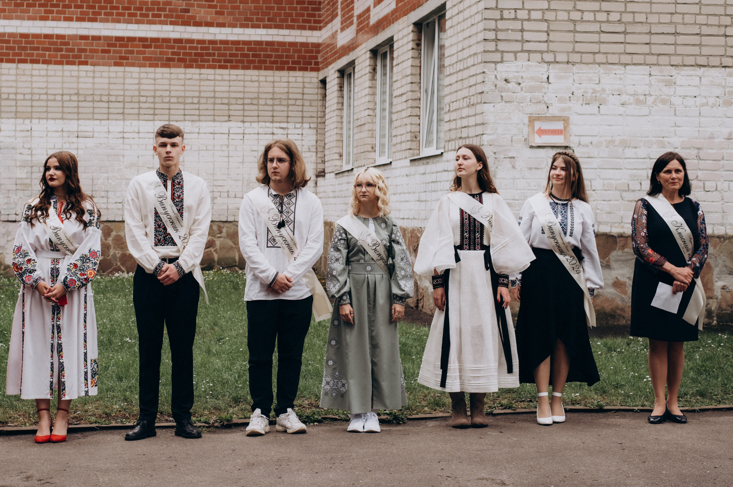 Фотосесія останнього дзвоника, фотосесія випускників Тернопіль, випускний 2024. Сімейний, дитячий та індивідуальний фотограф в м. Тернопіль, м. Львів