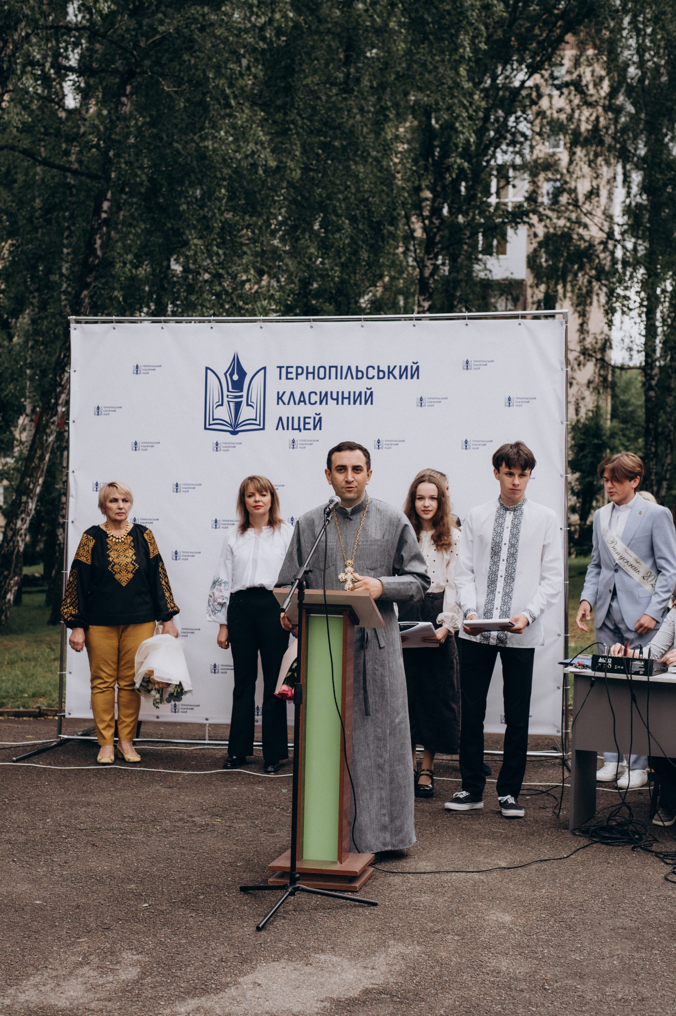 Фотосесія останнього дзвоника, фотосесія випускників Тернопіль, випускний 2024. Сімейний, дитячий та індивідуальний фотограф в м. Тернопіль, м. Львів