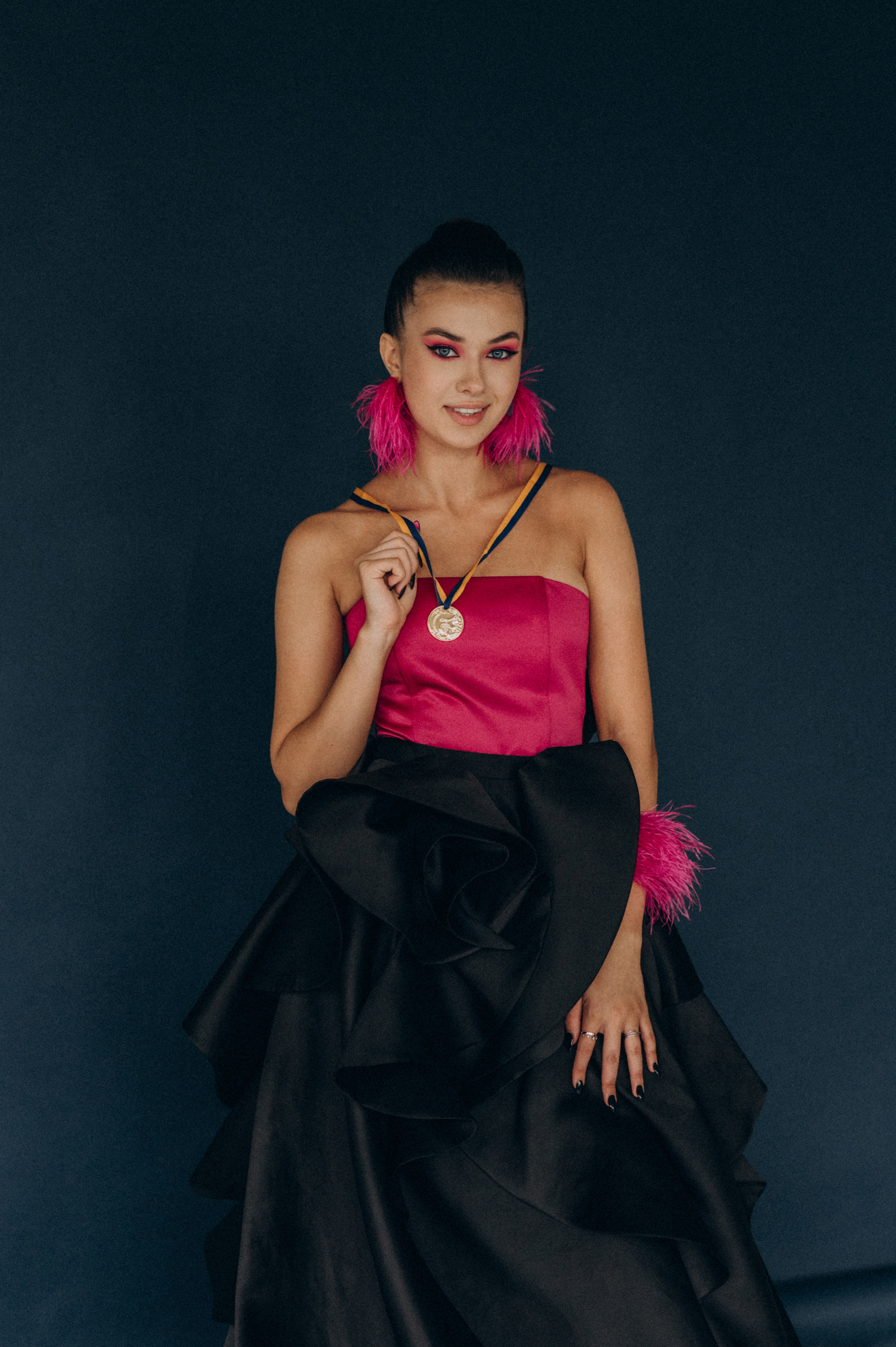 Випускниця, зйомка у студії, фотосесія випускного Тернопіль Львів. Сімейний, дитячий та індивідуальний фотограф в м. Тернопіль, м. Львів