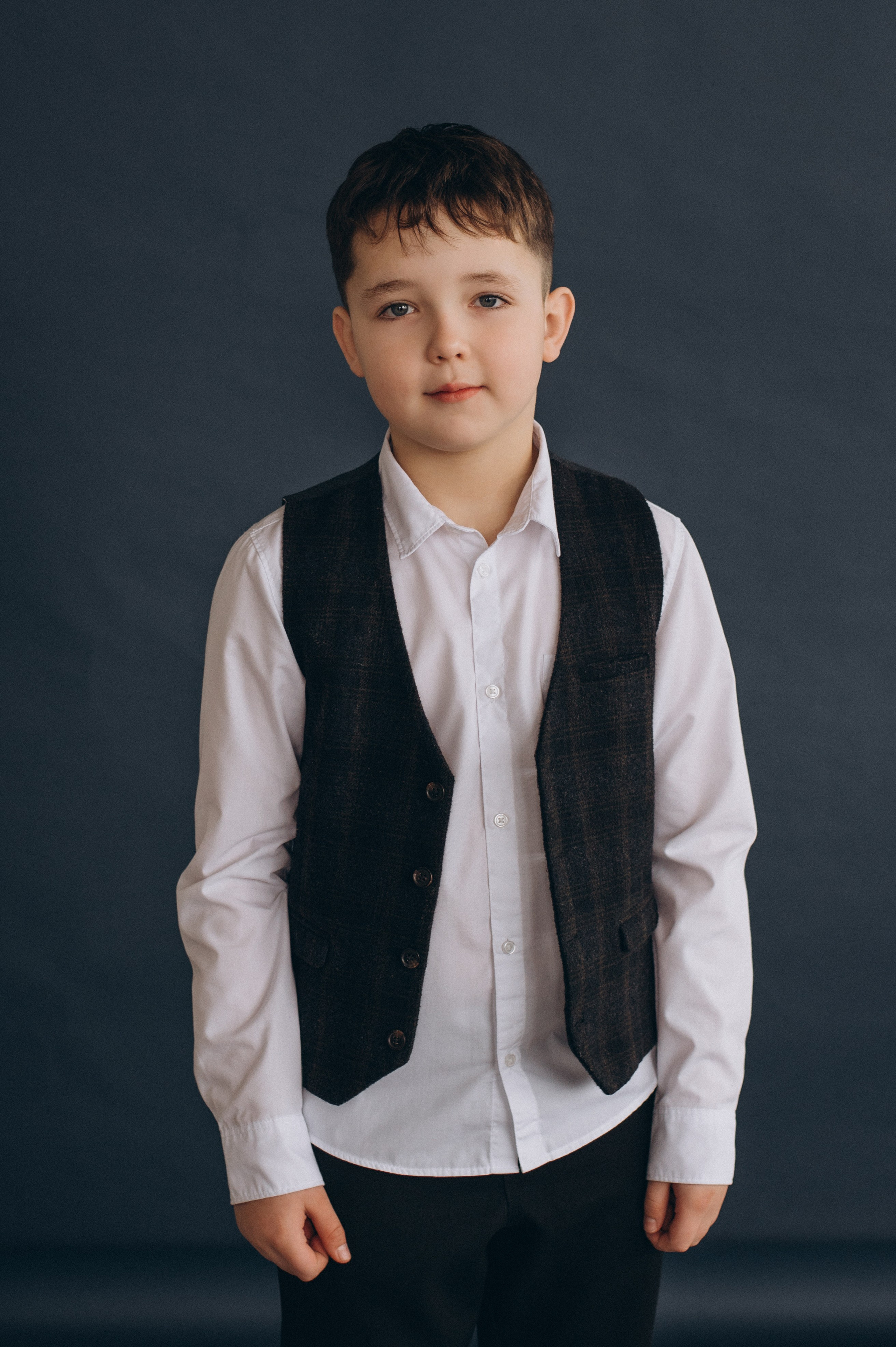 Фотосесія школярів у студії на шкільні фотоальбоми віньєтки Тернопіль, фотосесія випускників Тернопіль, шкільні фотокниги Тернопіль. Сімейний, дитячий та індивідуальний фотограф в м. Тернопіль, м. Львів