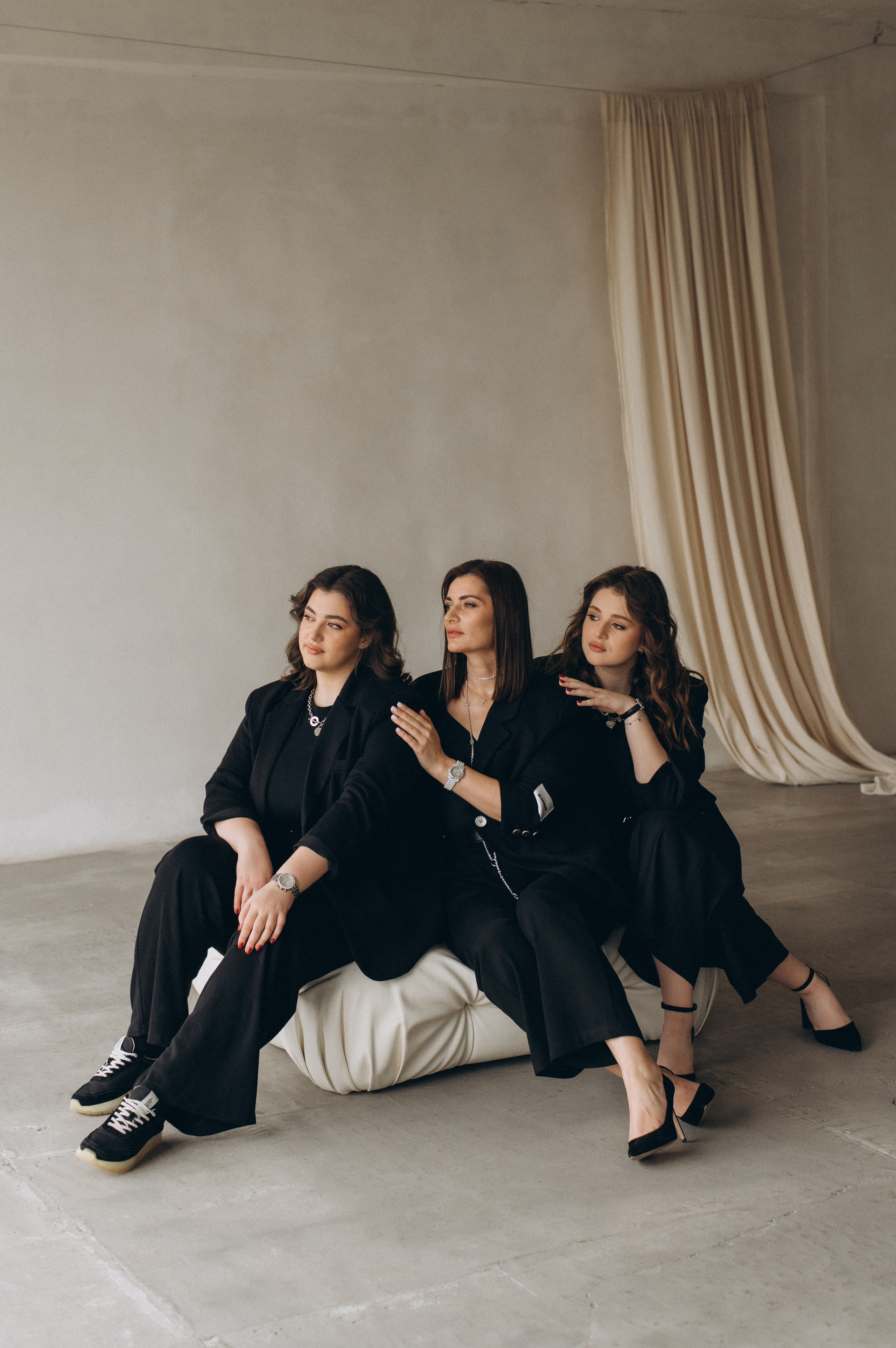 Сімейна фотосесія мами і донечок, сімейний фотограф Тернопіль, портретний фотограф Тернопіль, портретна фотосесія Львів. Сімейний, дитячий та індивідуальний фотограф в м. Тернопіль, м. Львів