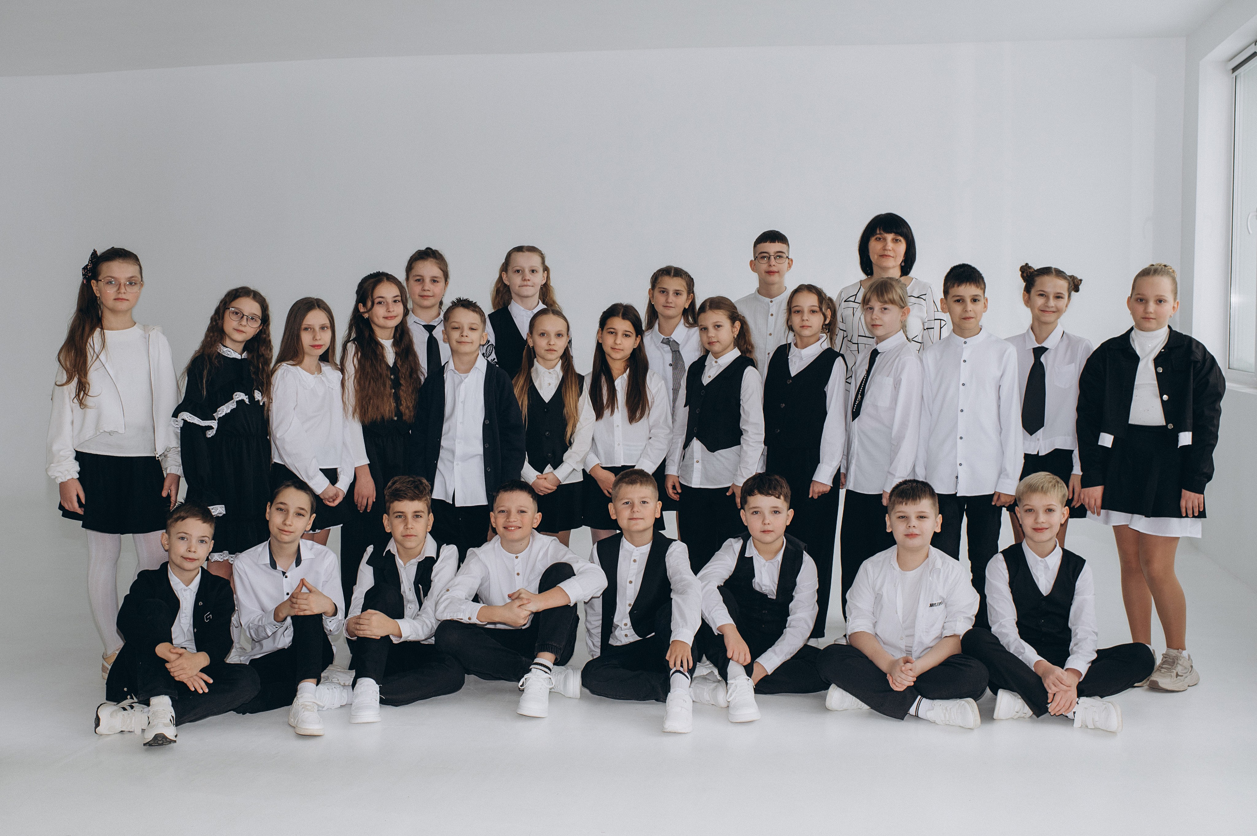 Фотосесія школярів у студії на шкільні фотоальбоми віньєтки Тернопіль, фотосесія випускників Тернопіль, шкільні фотокниги Тернопіль. Сімейний, дитячий та індивідуальний фотограф в м. Тернопіль, м. Львів