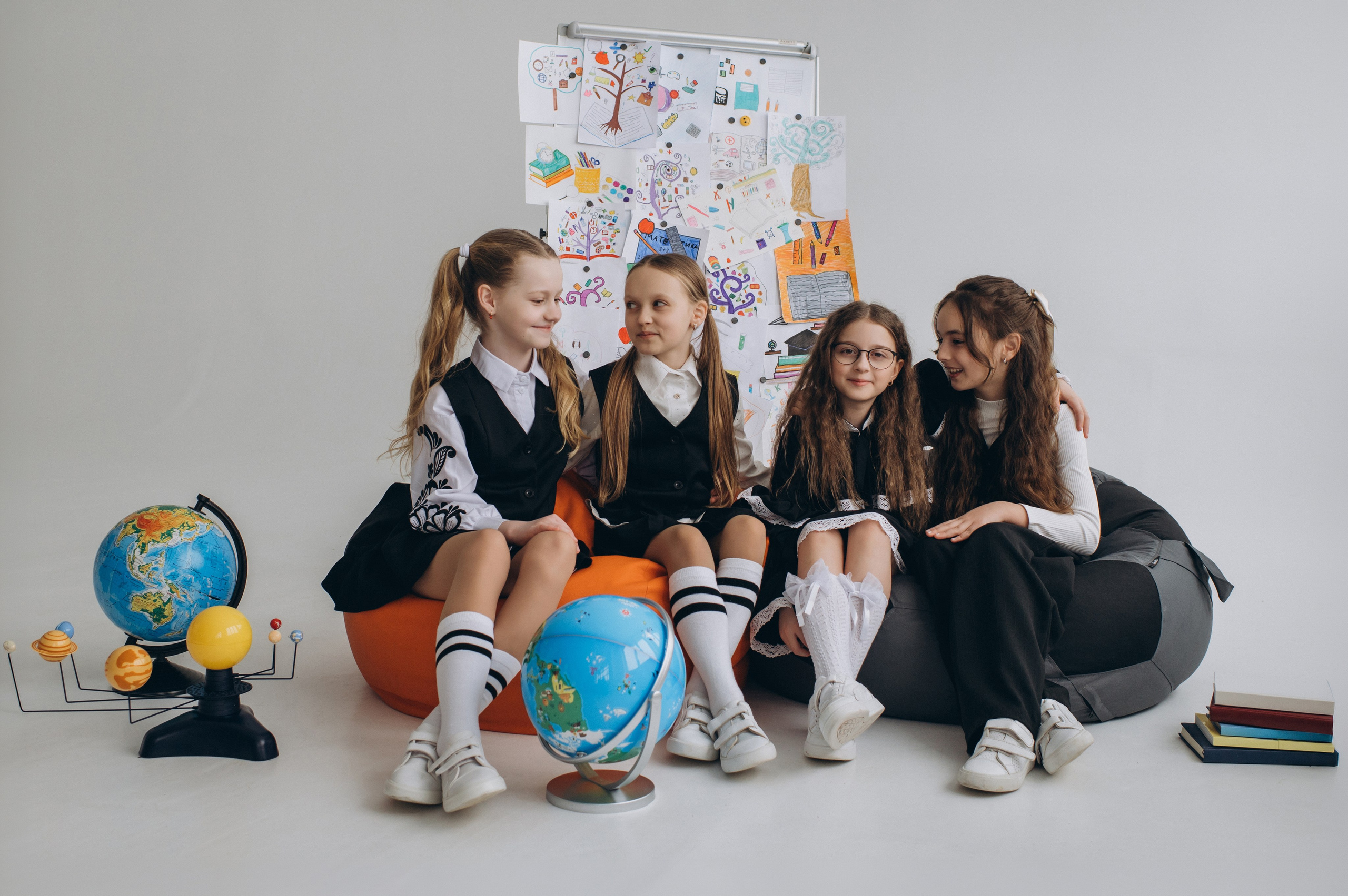 Фотосесія школярів у студії на шкільні фотоальбоми віньєтки Тернопіль, фотосесія випускників Тернопіль, шкільні фотокниги Тернопіль. Сімейний, дитячий та індивідуальний фотограф в м. Тернопіль, м. Львів