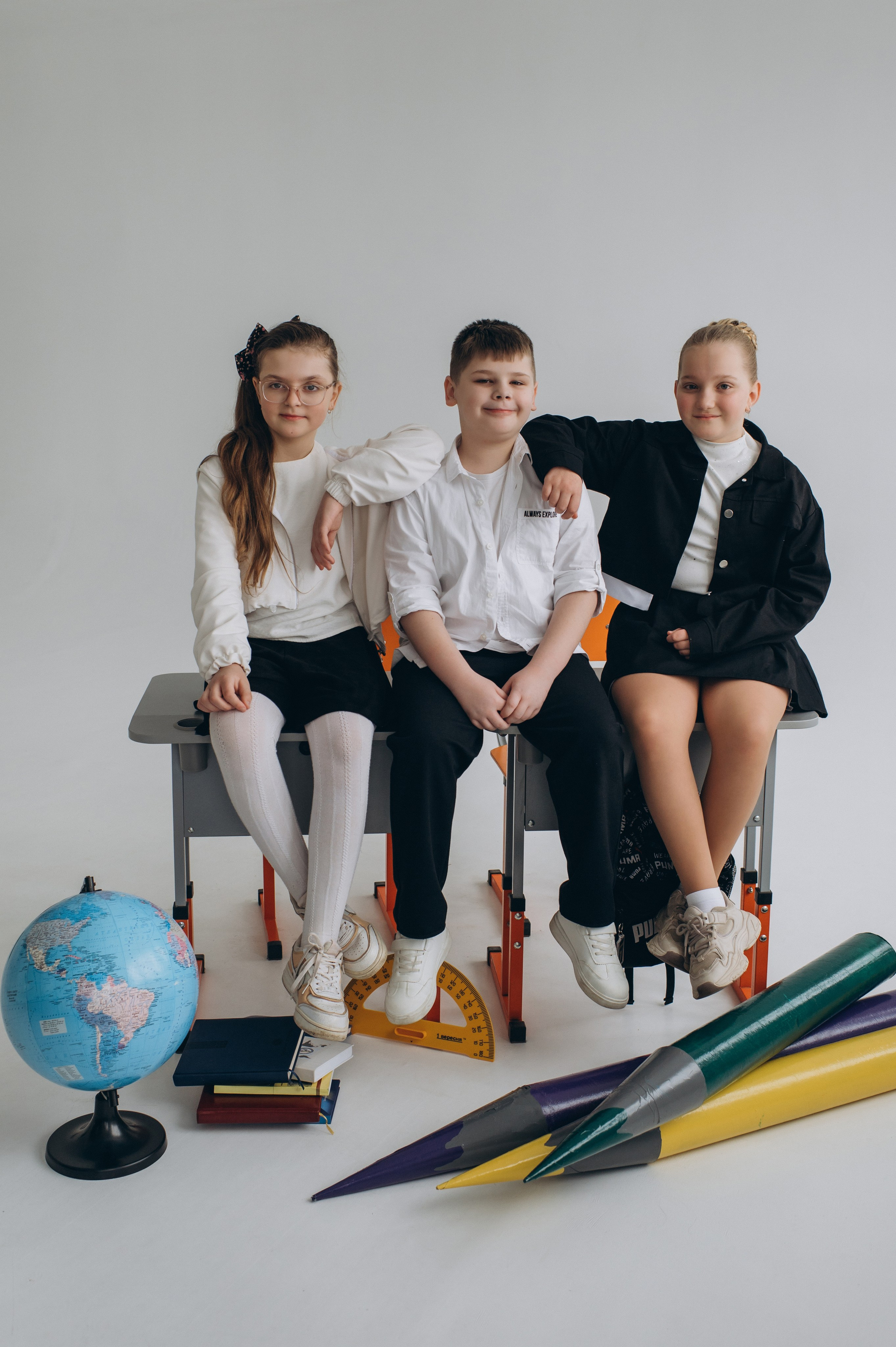 Фотосесія школярів у студії на шкільні фотоальбоми віньєтки Тернопіль, фотосесія випускників Тернопіль, шкільні фотокниги Тернопіль. Сімейний, дитячий та індивідуальний фотограф в м. Тернопіль, м. Львів