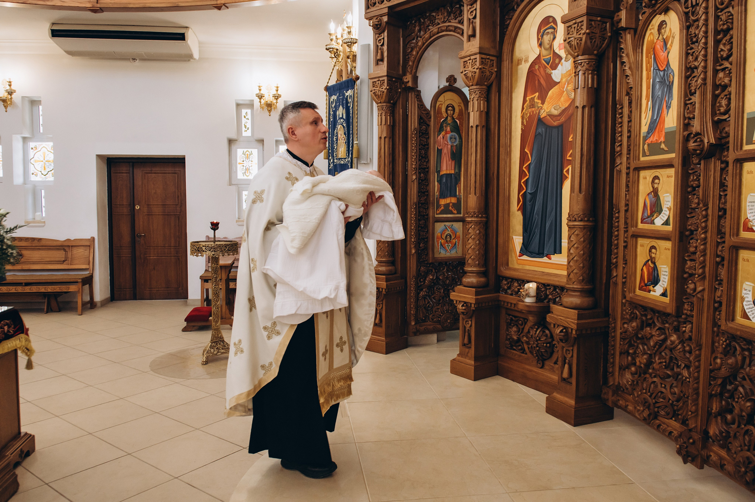 Фотосесія Хрещення Тернопіль, зйомка Хрестин Тернопіль, Храм Різдва Пресвятої Богородиці УГКЦ Тернопіль. Сімейний, дитячий та індивідуальний фотограф в м. Тернопіль, м. Львів