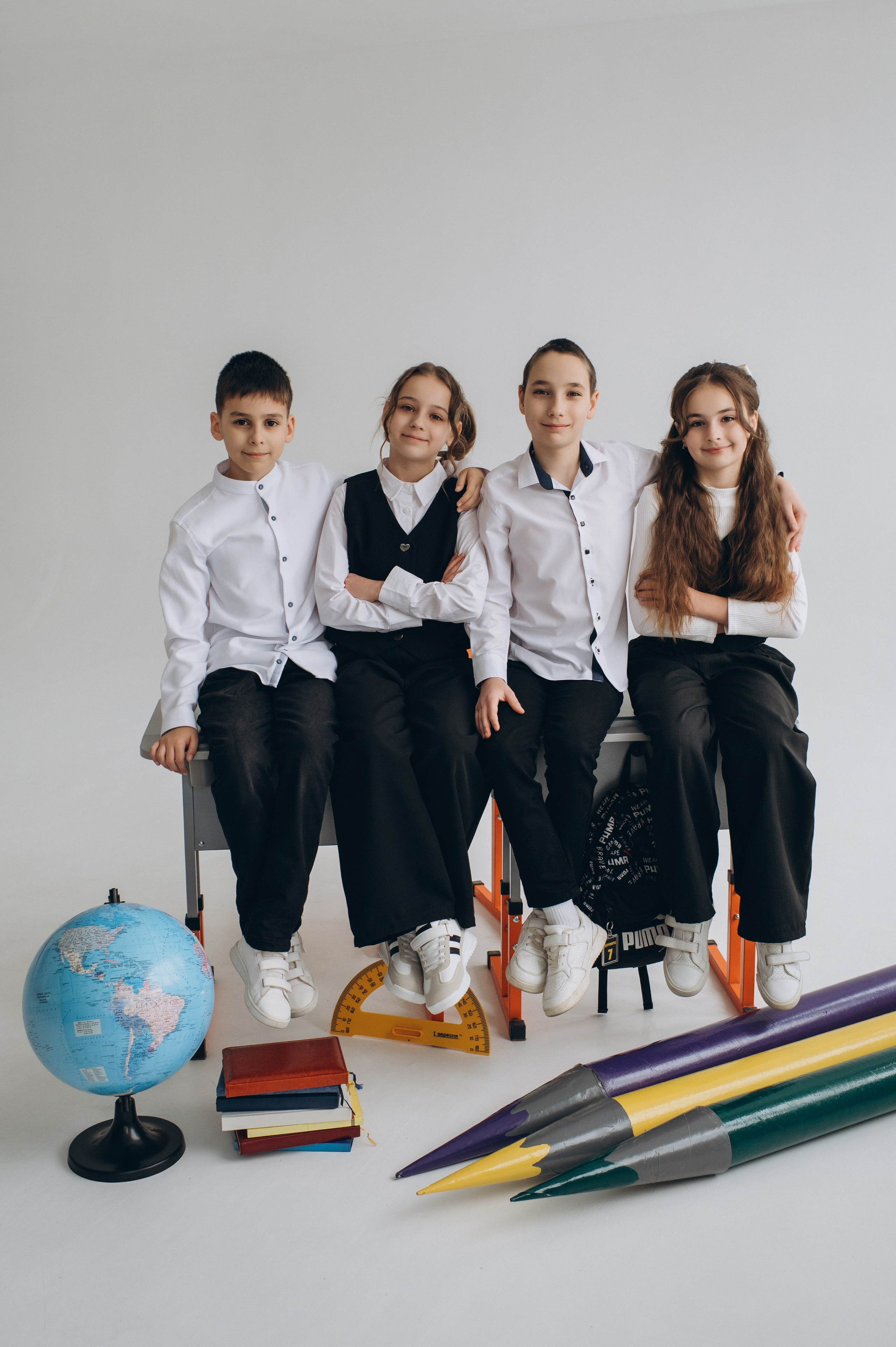 Фотосесія школярів у студії на шкільні фотоальбоми віньєтки Тернопіль, фотосесія випускників Тернопіль, шкільні фотокниги Тернопіль. Сімейний, дитячий та індивідуальний фотограф в м. Тернопіль, м. Львів