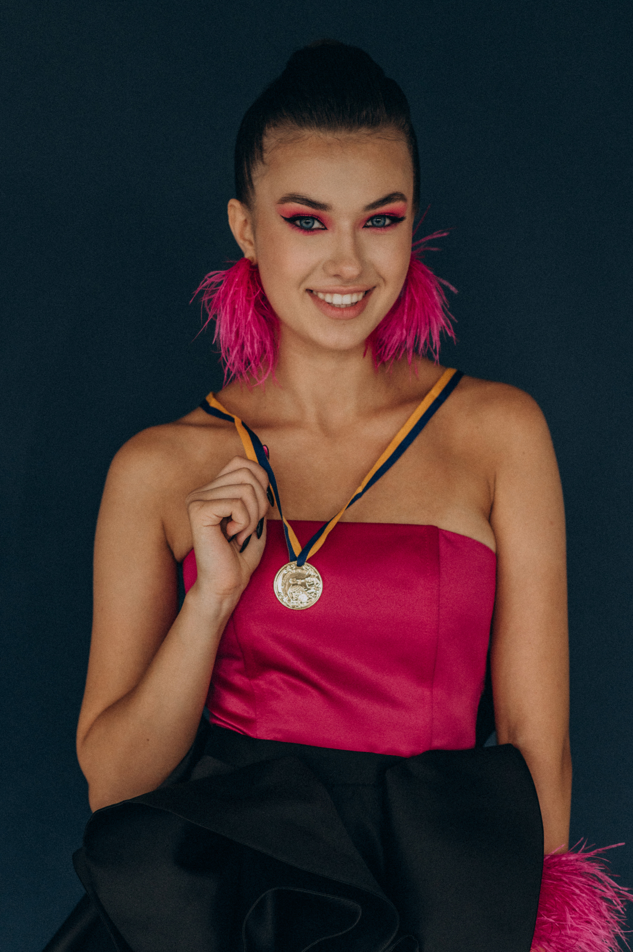 Випускниця, зйомка у студії, фотосесія випускного Тернопіль Львів. Сімейний, дитячий та індивідуальний фотограф в м. Тернопіль, м. Львів