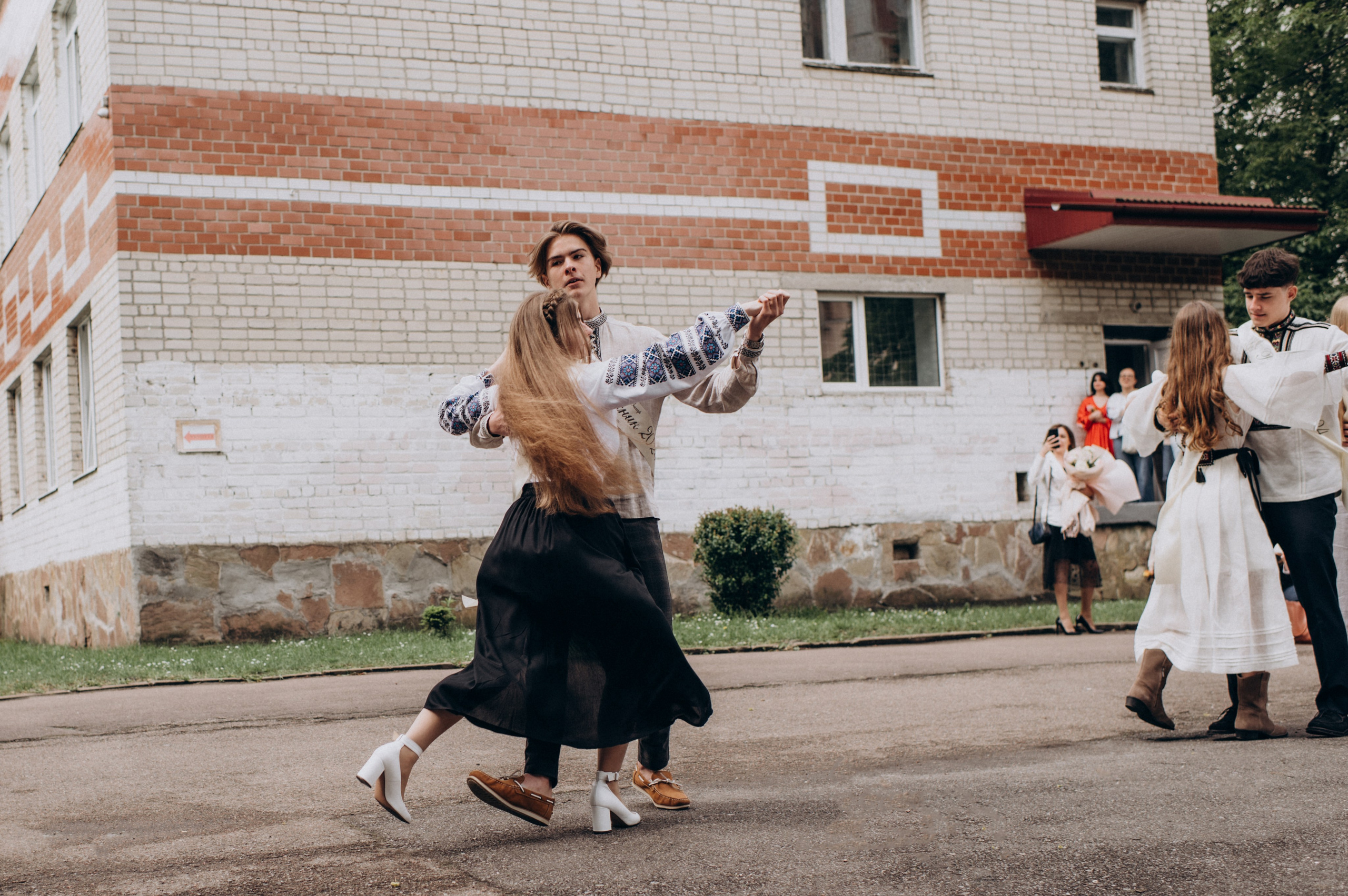Фотосесія останнього дзвоника, фотосесія випускників Тернопіль, випускний 2024. Сімейний, дитячий та індивідуальний фотограф в м. Тернопіль, м. Львів