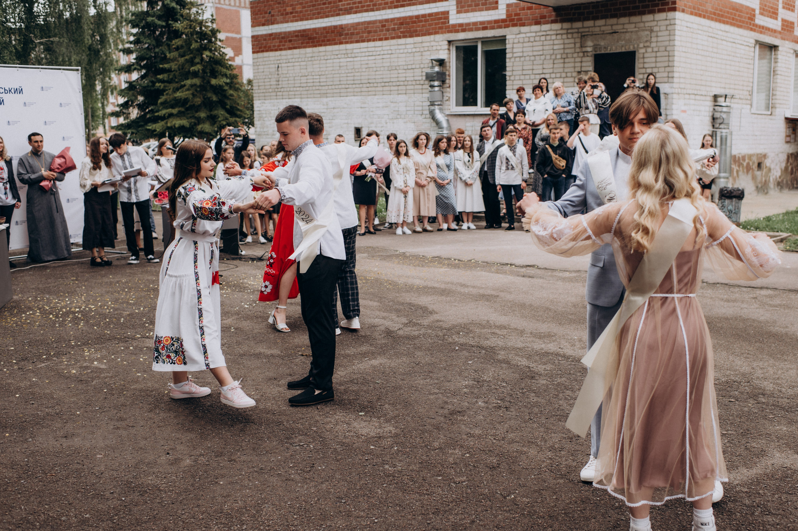 Фотосесія останнього дзвоника, фотосесія випускників Тернопіль, випускний 2024. Сімейний, дитячий та індивідуальний фотограф в м. Тернопіль, м. Львів