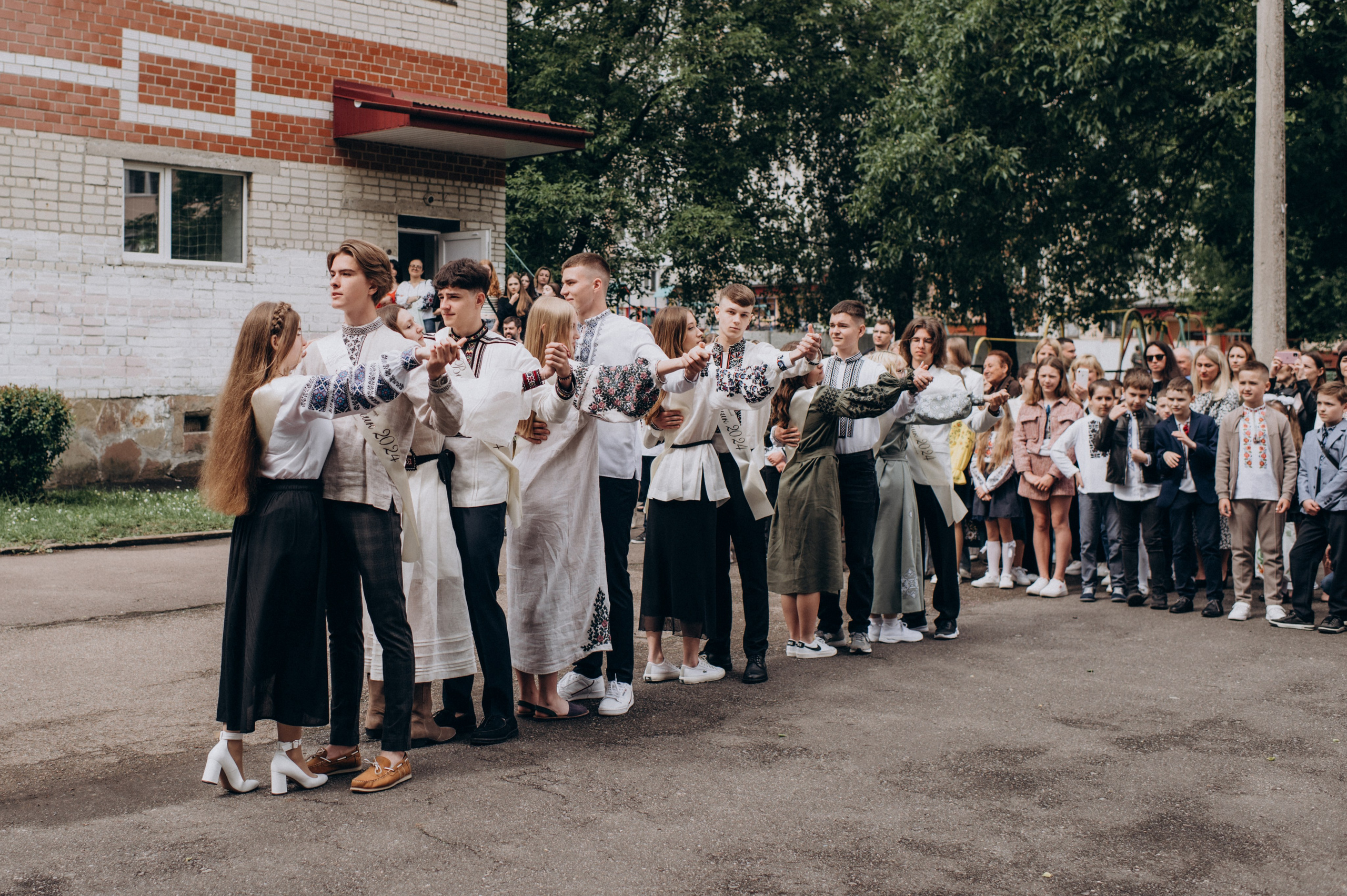 Фотосесія останнього дзвоника, фотосесія випускників Тернопіль, випускний 2024. Сімейний, дитячий та індивідуальний фотограф в м. Тернопіль, м. Львів