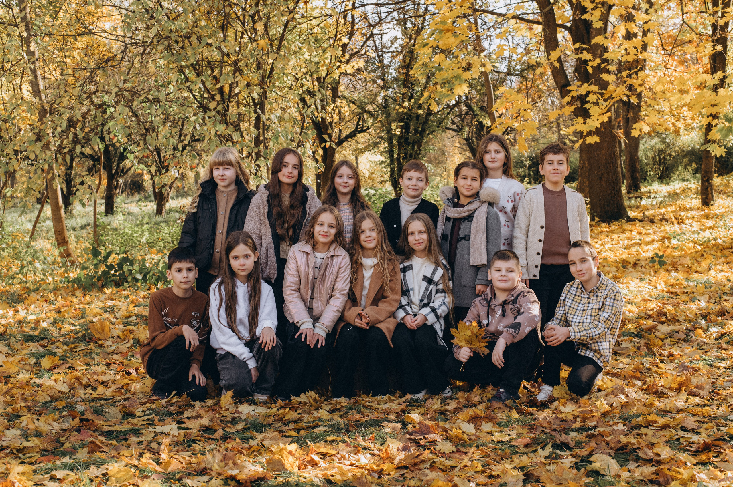 Осіння фотосесія 4 класу на віньєтки, випускні фотоальбоми Тернопіль, фотосесія випускників Тернопіль, шкільний випускний альбом Тернопіль. Сімейний, дитячий та індивідуальний фотограф в м. Тернопіль, м. Львів