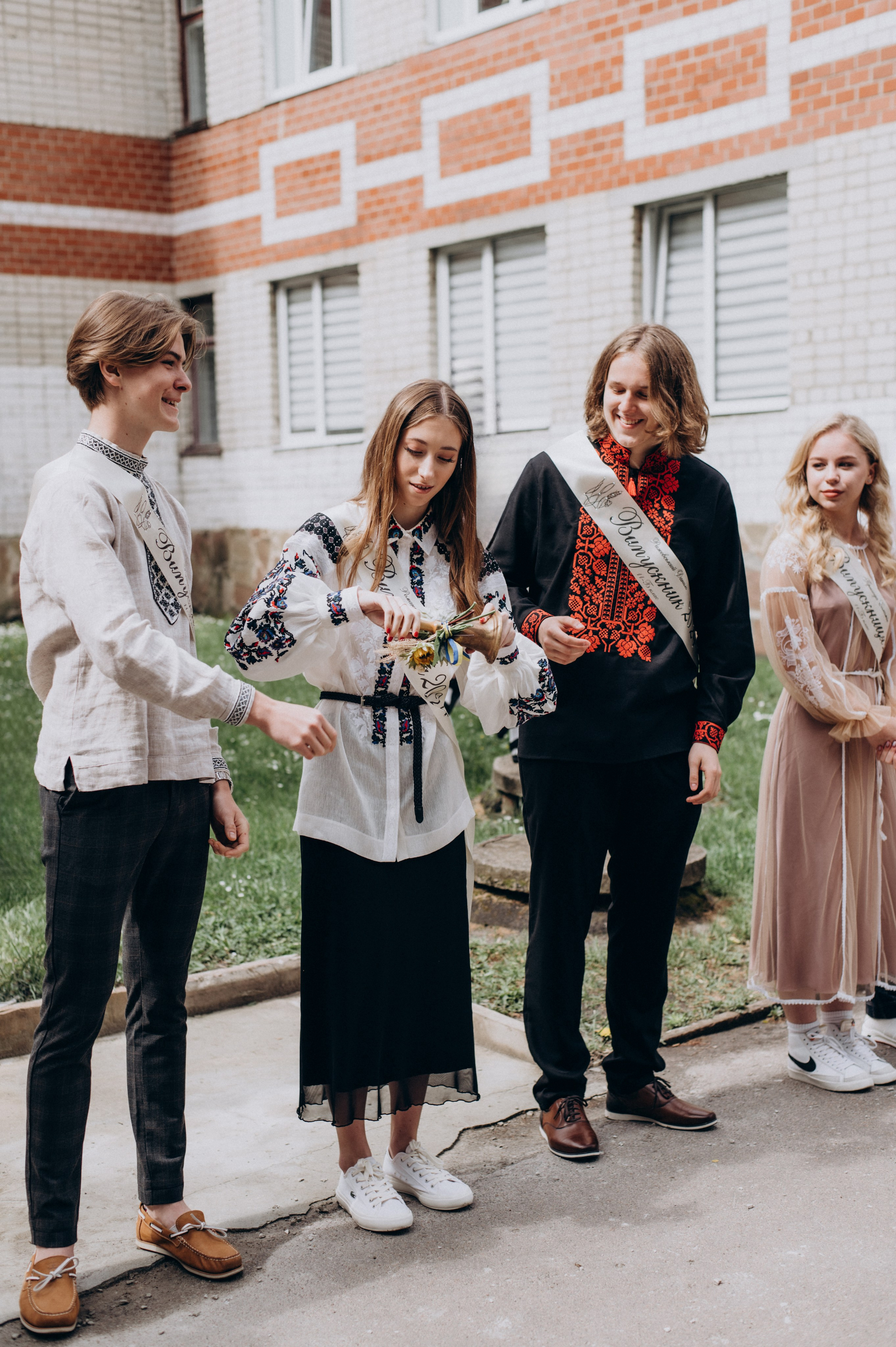 Фотосесія останнього дзвоника, фотосесія випускників Тернопіль, випускний 2024. Сімейний, дитячий та індивідуальний фотограф в м. Тернопіль, м. Львів
