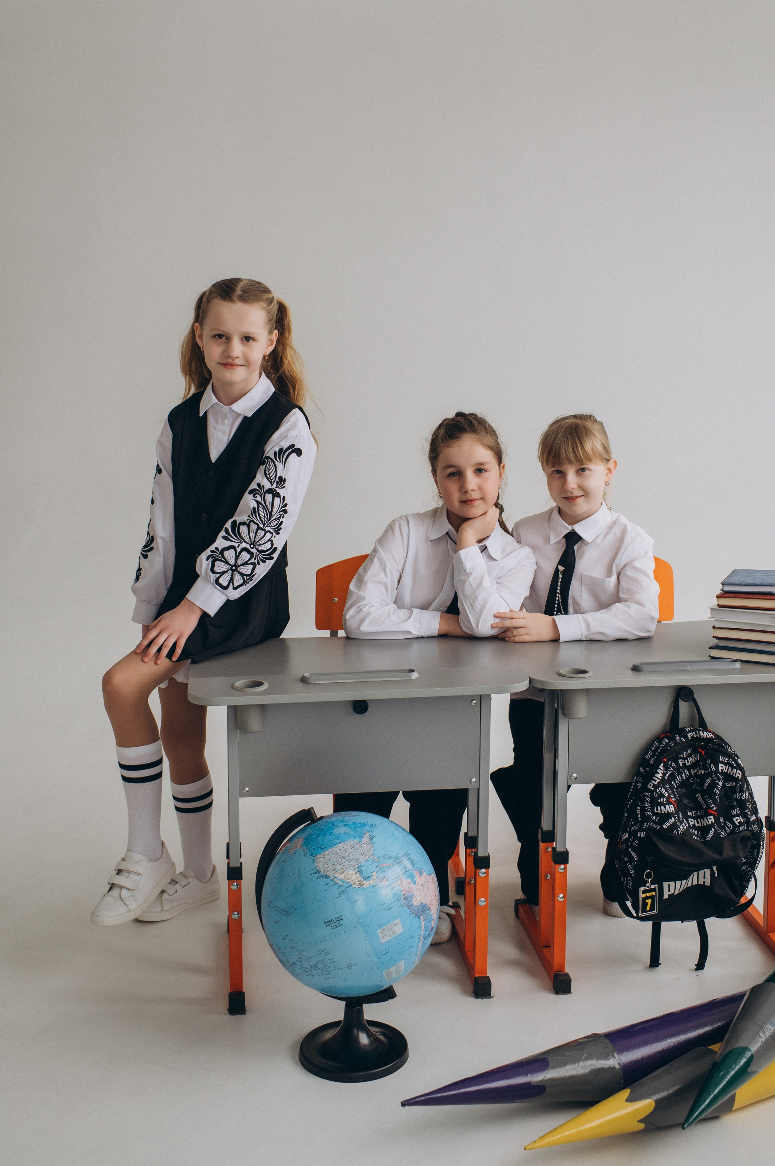 Фотосесія школярів у студії на шкільні фотоальбоми віньєтки Тернопіль, фотосесія випускників Тернопіль, шкільні фотокниги Тернопіль. Сімейний, дитячий та індивідуальний фотограф в м. Тернопіль, м. Львів